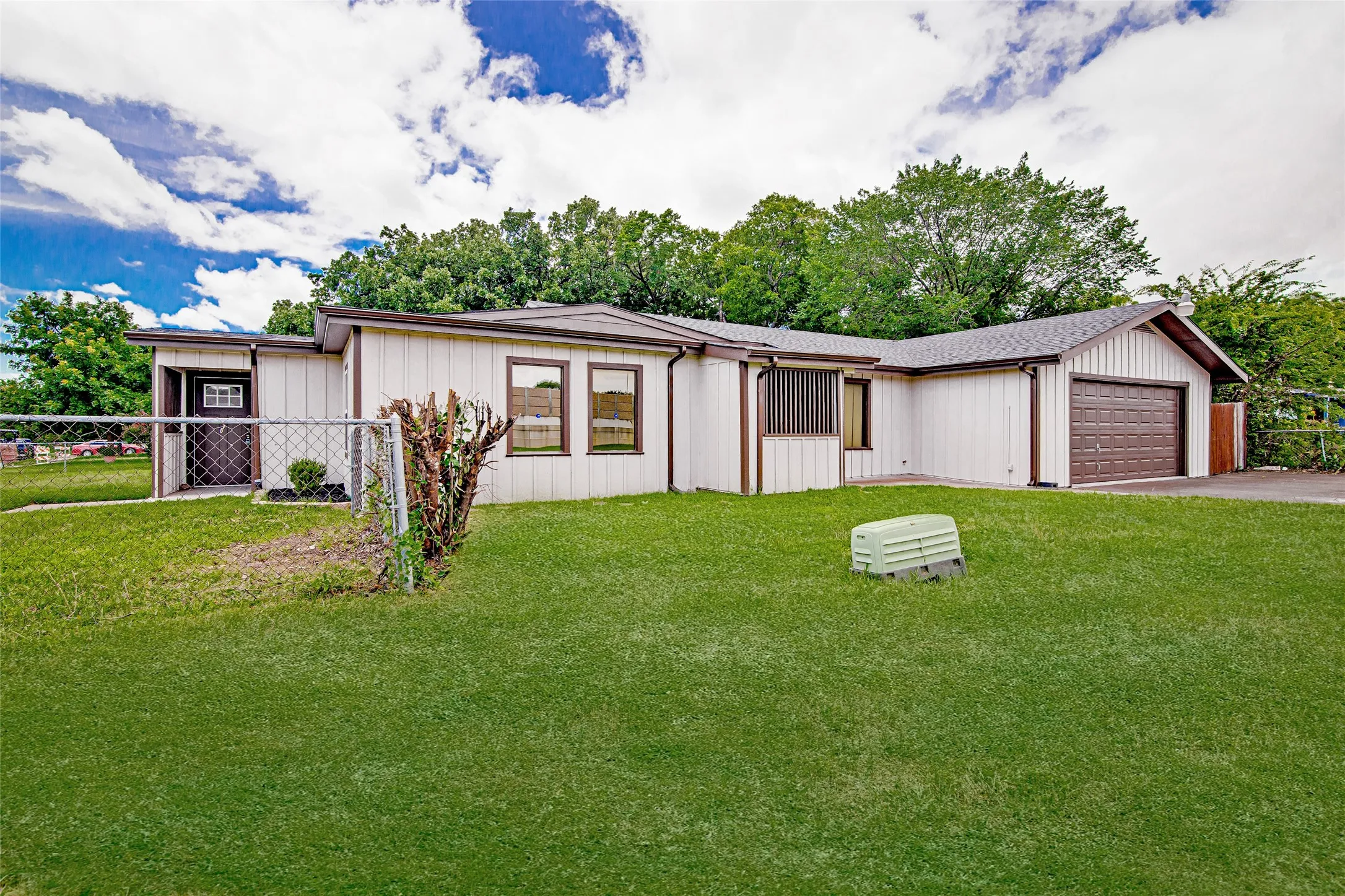 Single Family Residence For Sale in Tarrant County , 5700 Lenore Street, Fort Worth, Texas 76134, 3 Bedroom, 2 Bathroom, 2 Garage spaces, 1,649 Sqft, built in 1954, mls#21298119, Real Estate Agent in Fort Worth, Homes For Sale in Tarrant county, Homes For Sale in Fort Worth, Realtor in Fort Worth Texas, Real Estate Brokerage Independent Realty Texas, Luminita Cordes Realtor