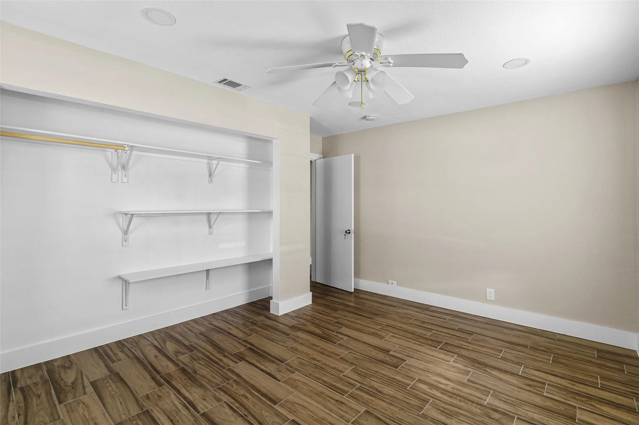 Single Family Residence For Sale in Tarrant County , 5700 Lenore Street, Fort Worth, Texas 76134, 3 Bedroom, 2 Bathroom, 2 Garage spaces, 1,649 Sqft, built in 1954, mls#21298119, Real Estate Agent in Fort Worth, Homes For Sale in Tarrant county, Homes For Sale in Fort Worth, Realtor in Fort Worth Texas, Real Estate Brokerage Independent Realty Texas, Luminita Cordes Realtor