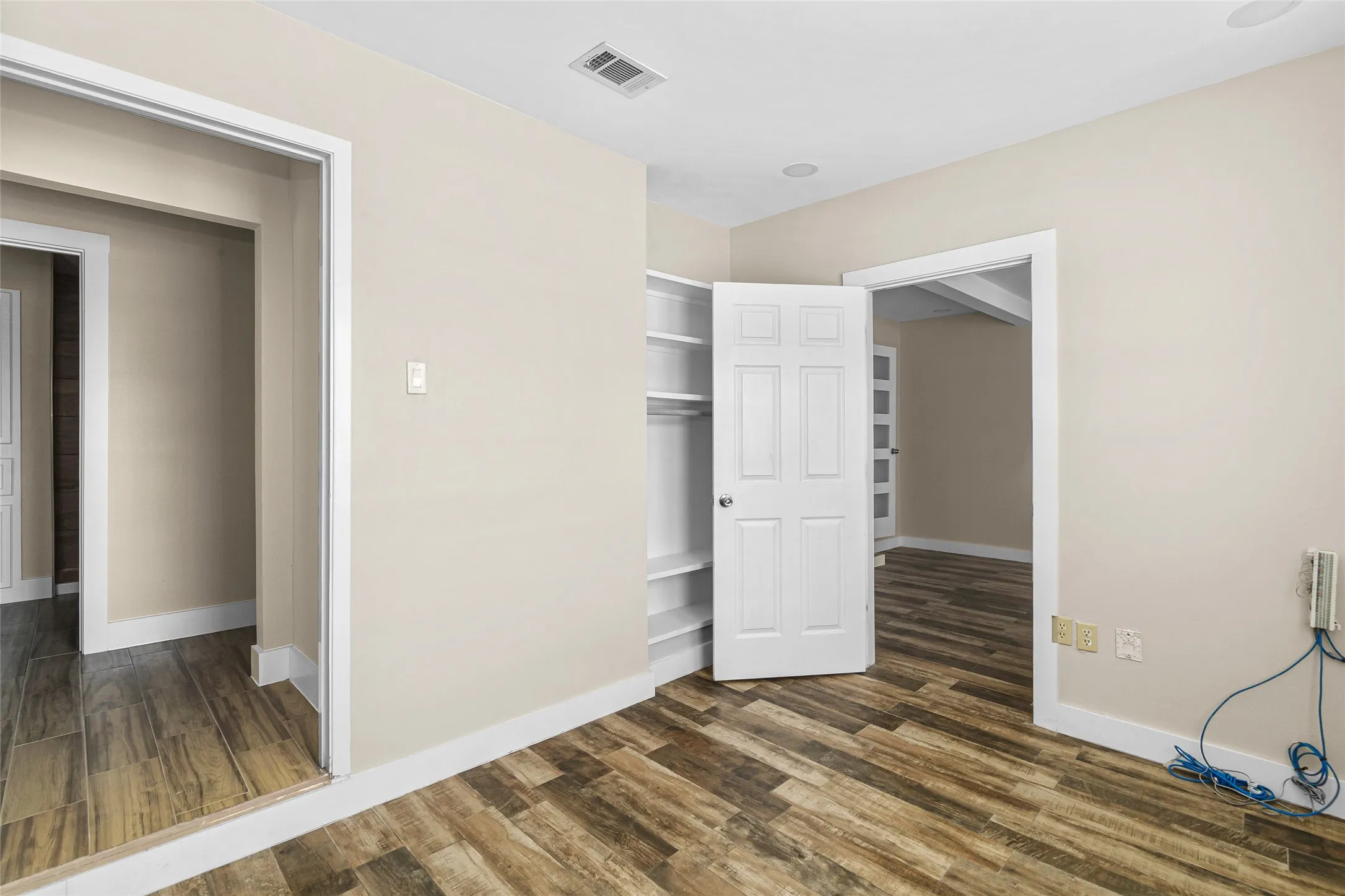 Single Family Residence For Sale in Tarrant County , 5700 Lenore Street, Fort Worth, Texas 76134, 3 Bedroom, 2 Bathroom, 2 Garage spaces, 1,649 Sqft, built in 1954, mls#21298119, Real Estate Agent in Fort Worth, Homes For Sale in Tarrant county, Homes For Sale in Fort Worth, Realtor in Fort Worth Texas, Real Estate Brokerage Independent Realty Texas, Luminita Cordes Realtor