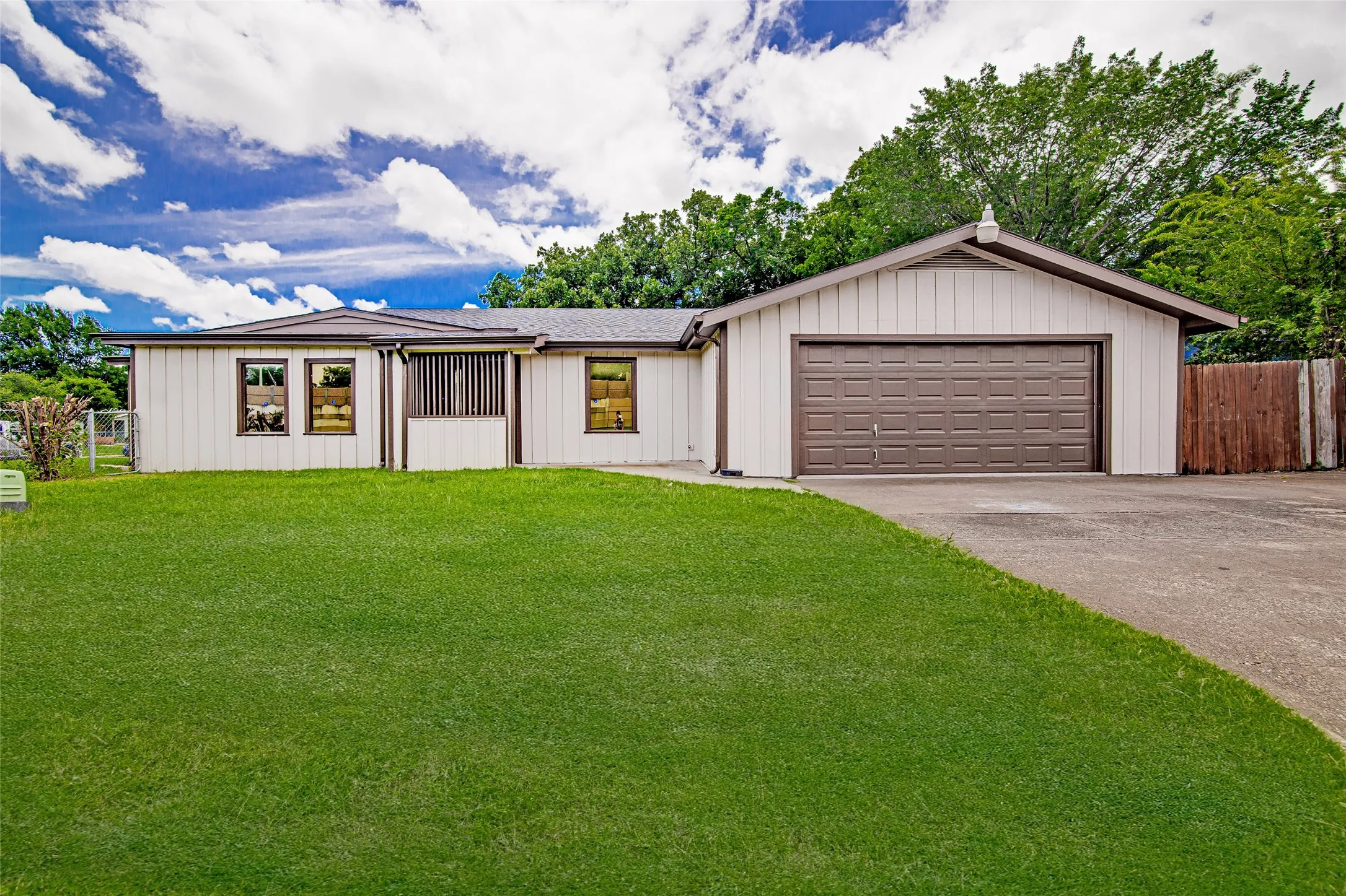 Single Family Residence For Sale in Tarrant County , 5700 Lenore Street, Fort Worth, Texas 76134, 3 Bedroom, 2 Bathroom, 2 Garage spaces, 1,649 Sqft, built in 1954, mls#21298119, Real Estate Agent in Fort Worth, Homes For Sale in Tarrant county, Homes For Sale in Fort Worth, Realtor in Fort Worth Texas, Real Estate Brokerage Independent Realty Texas, Luminita Cordes Realtor