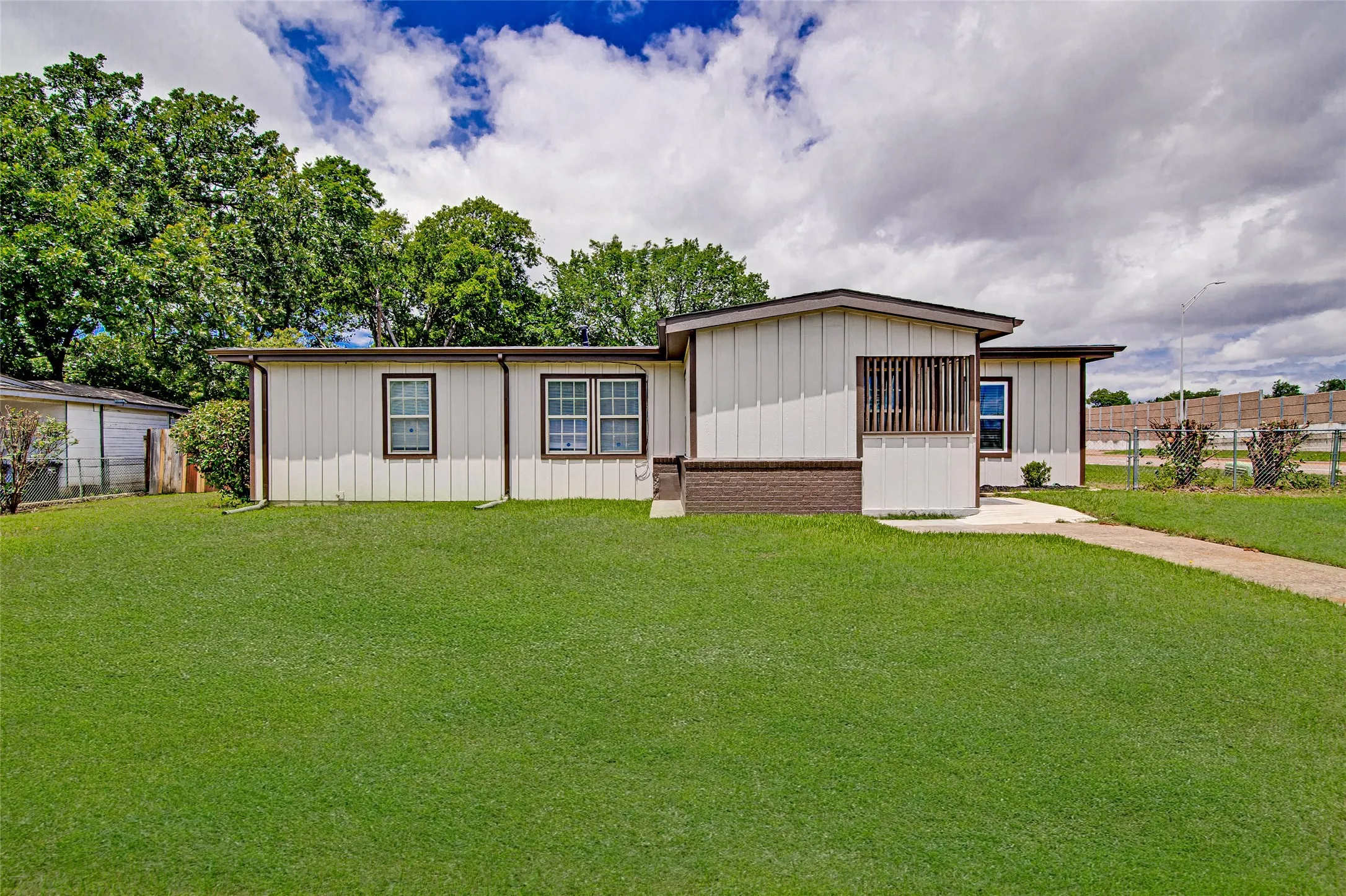 Single Family Residence For Sale in Tarrant County , 5700 Lenore Street, Fort Worth, Texas 76134, 3 Bedroom, 2 Bathroom, 2 Garage spaces, 1,649 Sqft, built in 1954, mls#21298119, Real Estate Agent in Fort Worth, Homes For Sale in Tarrant county, Homes For Sale in Fort Worth, Realtor in Fort Worth Texas, Real Estate Brokerage Independent Realty Texas, Luminita Cordes Realtor