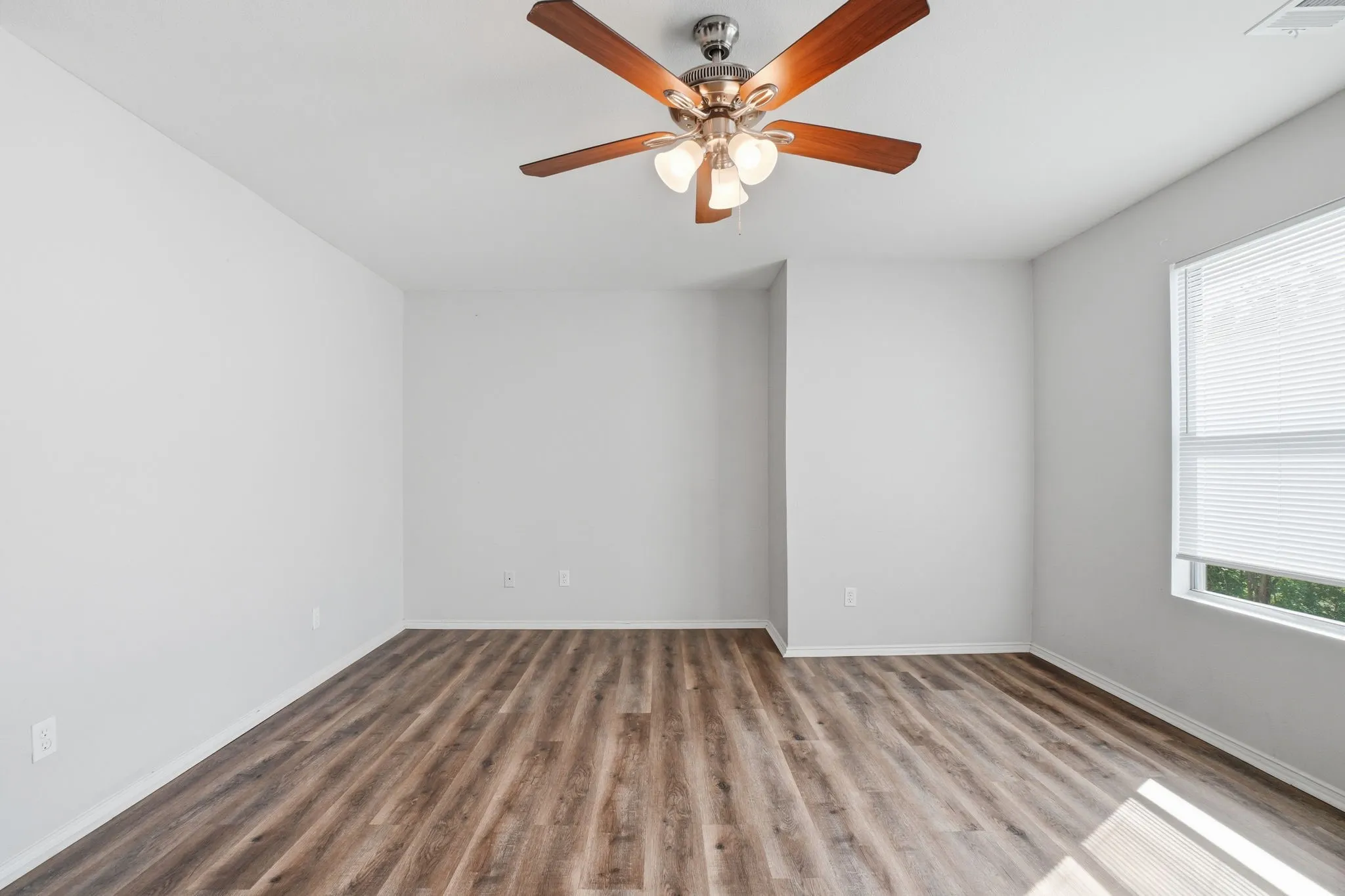 Townhouse For Sale in Dallas County , 202 Creek Cove Drive, Dallas, Texas 75217, 3 Bedroom, 3 Bathroom, 2 Garage spaces, 1,347 Sqft, built in 2006, mls#21299312, Real Estate Agent in Dallas, Homes For Sale in Dallas county, Homes For Sale in Dallas, Realtor in Dallas Texas, Real Estate Brokerage Independent Realty Texas, Luminita Cordes Realtor