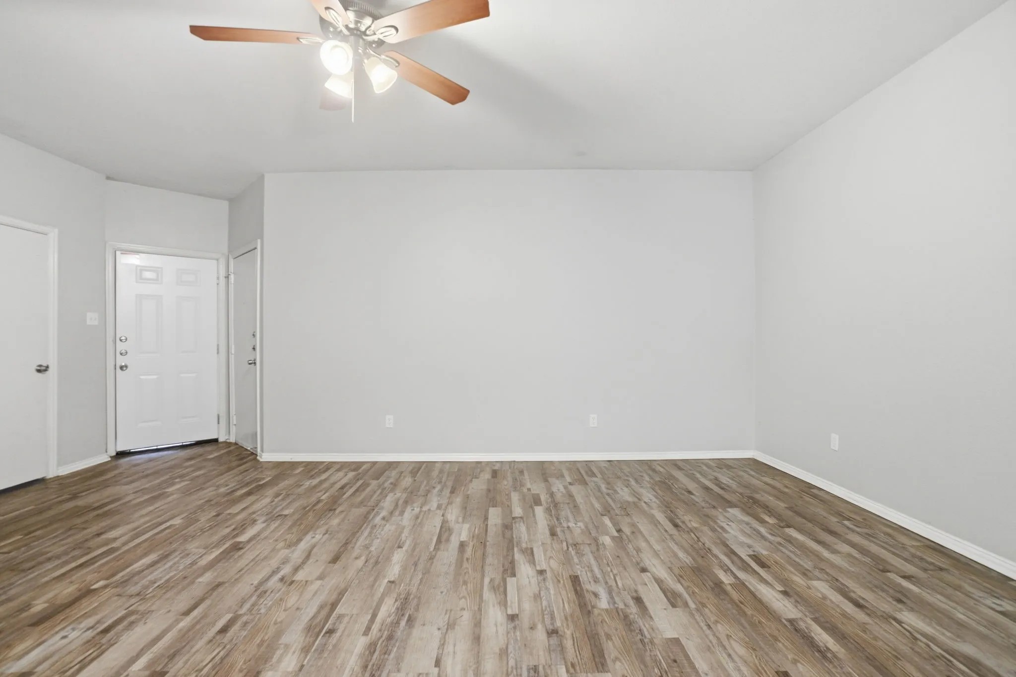 Townhouse For Sale in Dallas County , 202 Creek Cove Drive, Dallas, Texas 75217, 3 Bedroom, 3 Bathroom, 2 Garage spaces, 1,347 Sqft, built in 2006, mls#21299312, Real Estate Agent in Dallas, Homes For Sale in Dallas county, Homes For Sale in Dallas, Realtor in Dallas Texas, Real Estate Brokerage Independent Realty Texas, Luminita Cordes Realtor