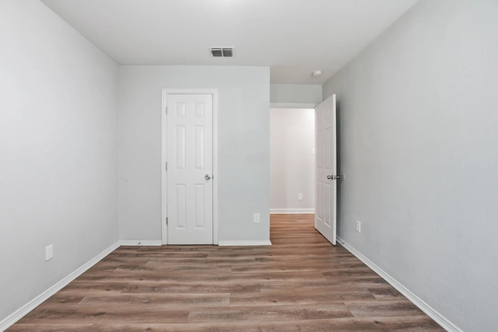 Townhouse For Sale in Dallas County , 202 Creek Cove Drive, Dallas, Texas 75217, 3 Bedroom, 3 Bathroom, 2 Garage spaces, 1,347 Sqft, built in 2006, mls#21299312, Real Estate Agent in Dallas, Homes For Sale in Dallas county, Homes For Sale in Dallas, Realtor in Dallas Texas, Real Estate Brokerage Independent Realty Texas, Luminita Cordes Realtor