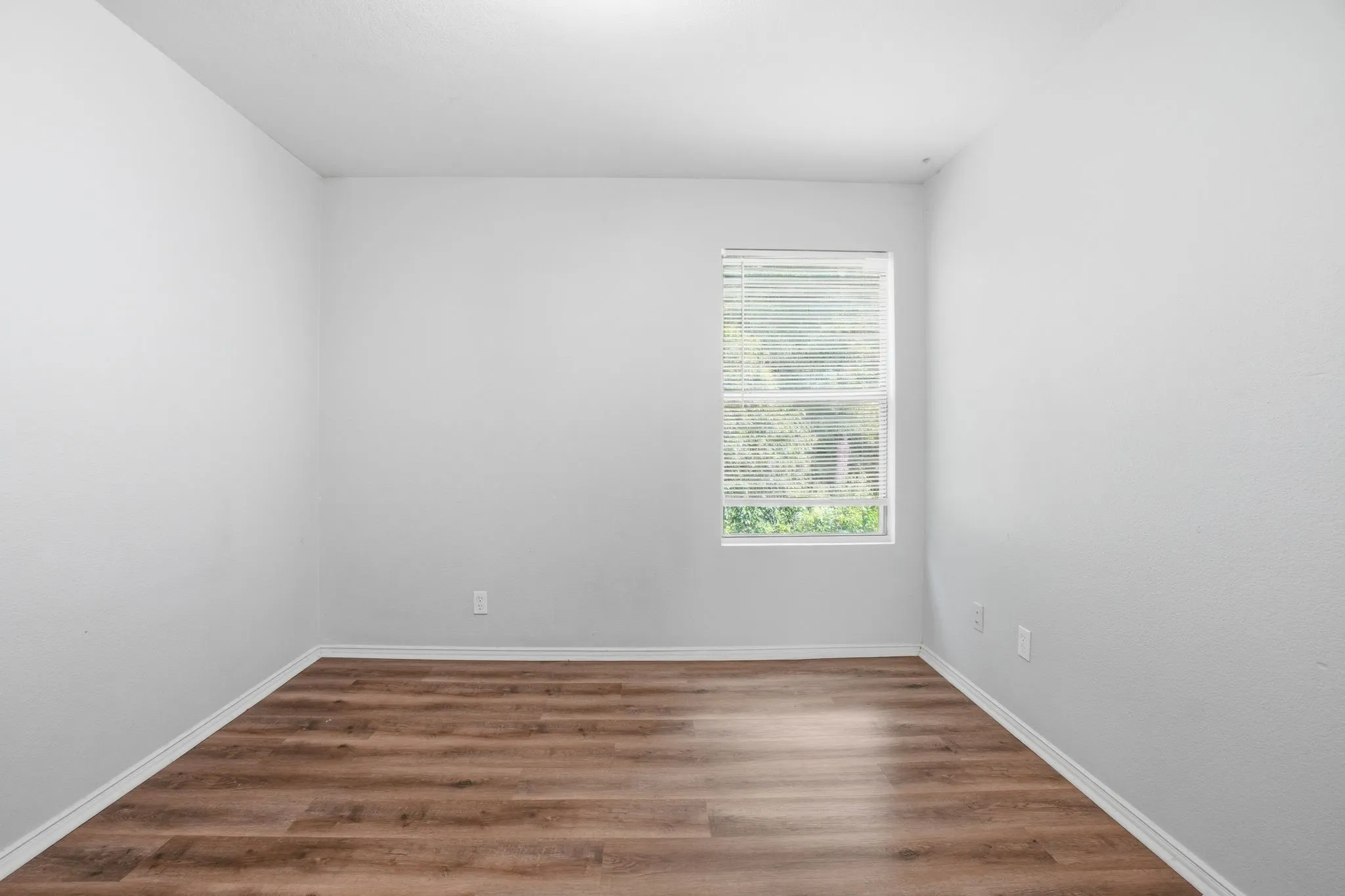 Townhouse For Sale in Dallas County , 202 Creek Cove Drive, Dallas, Texas 75217, 3 Bedroom, 3 Bathroom, 2 Garage spaces, 1,347 Sqft, built in 2006, mls#21299312, Real Estate Agent in Dallas, Homes For Sale in Dallas county, Homes For Sale in Dallas, Realtor in Dallas Texas, Real Estate Brokerage Independent Realty Texas, Luminita Cordes Realtor
