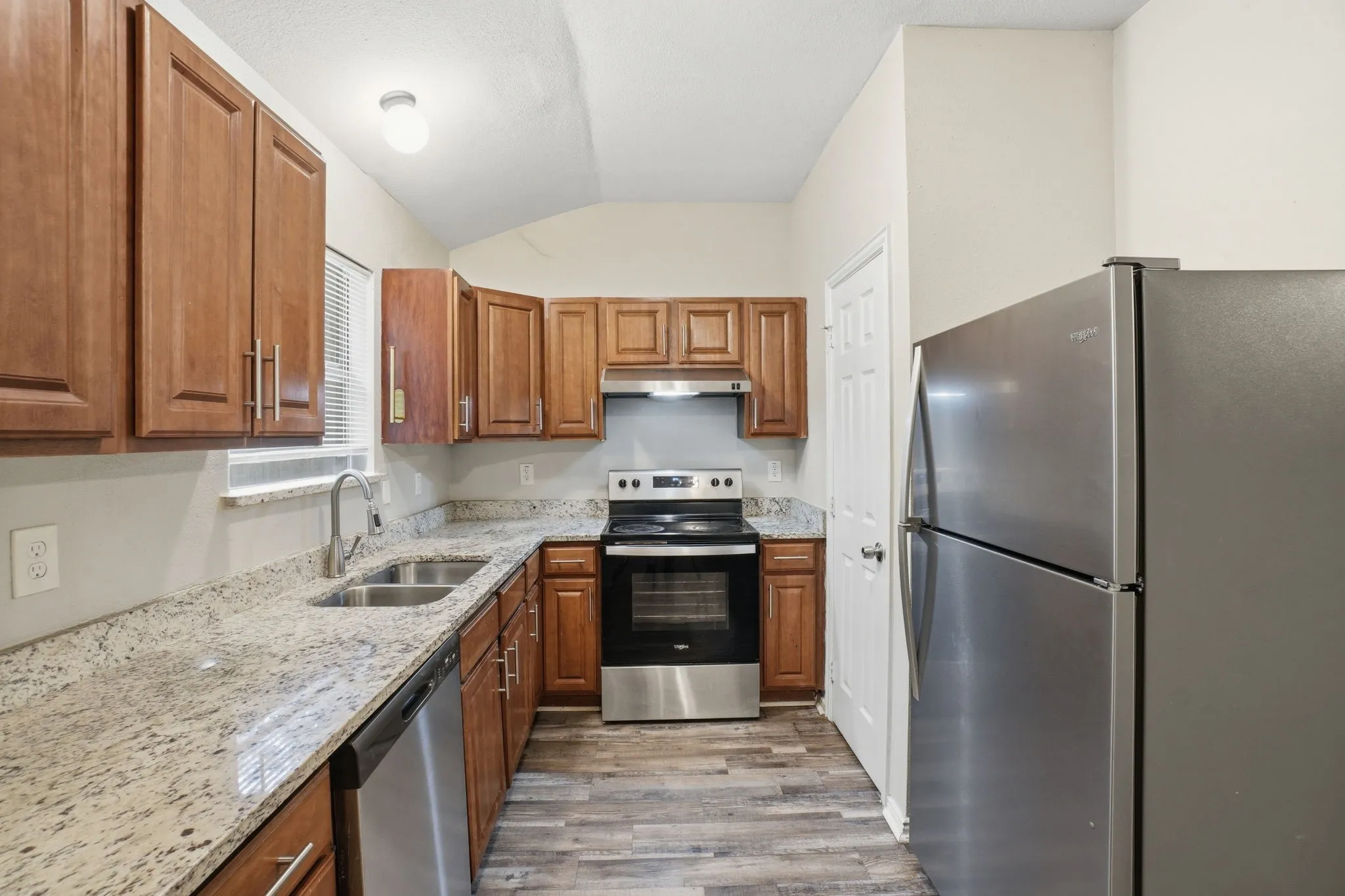 Townhouse For Sale in Dallas County , 202 Creek Cove Drive, Dallas, Texas 75217, 3 Bedroom, 3 Bathroom, 2 Garage spaces, 1,347 Sqft, built in 2006, mls#21299312, Real Estate Agent in Dallas, Homes For Sale in Dallas county, Homes For Sale in Dallas, Realtor in Dallas Texas, Real Estate Brokerage Independent Realty Texas, Luminita Cordes Realtor