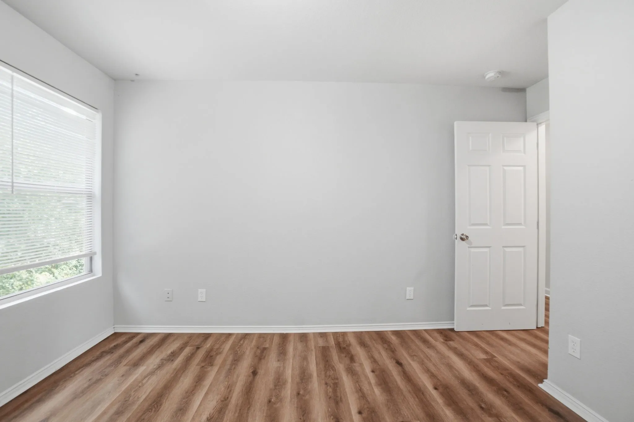 Townhouse For Sale in Dallas County , 202 Creek Cove Drive, Dallas, Texas 75217, 3 Bedroom, 3 Bathroom, 2 Garage spaces, 1,347 Sqft, built in 2006, mls#21299312, Real Estate Agent in Dallas, Homes For Sale in Dallas county, Homes For Sale in Dallas, Realtor in Dallas Texas, Real Estate Brokerage Independent Realty Texas, Luminita Cordes Realtor