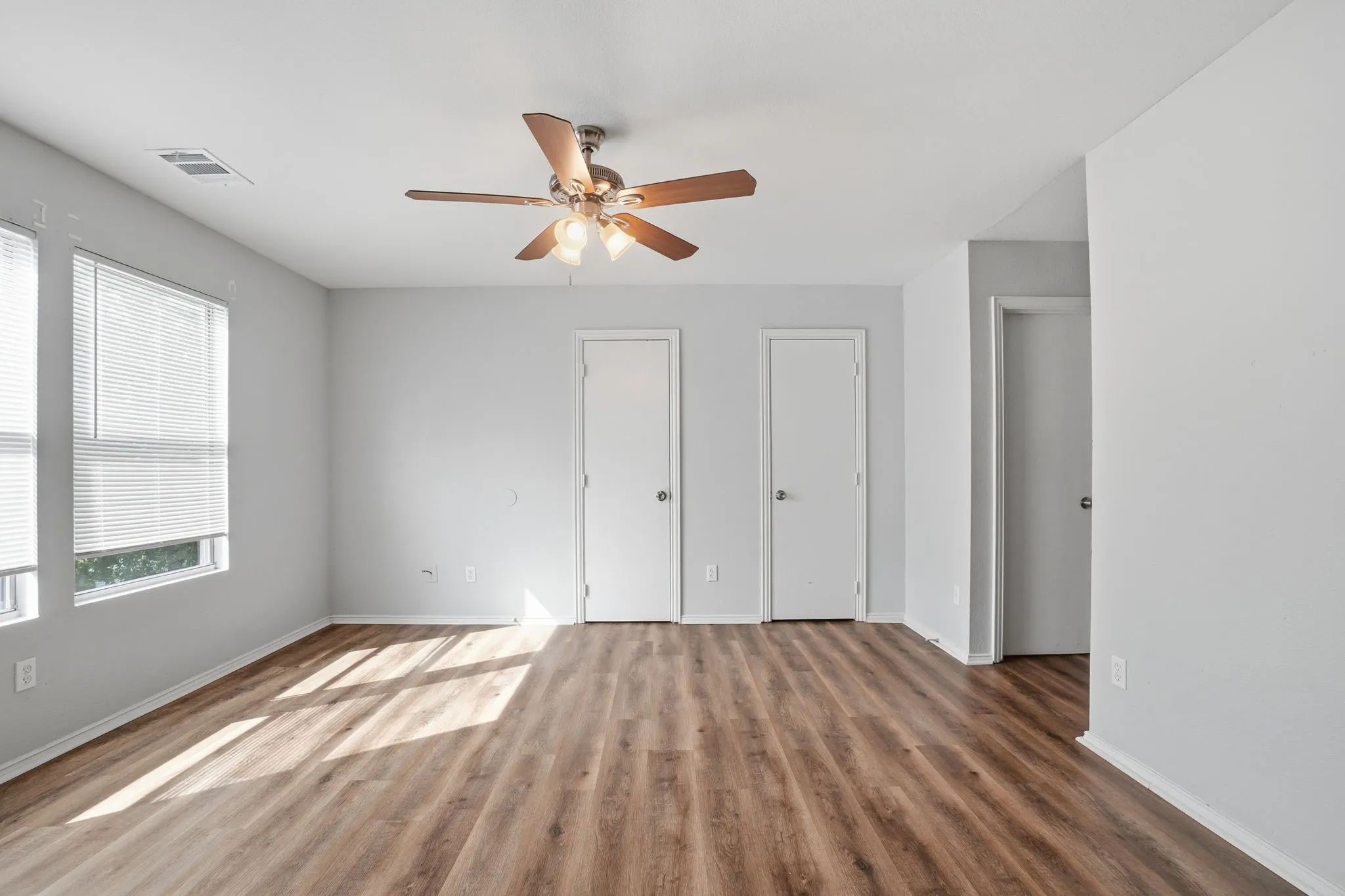 Townhouse For Sale in Dallas County , 202 Creek Cove Drive, Dallas, Texas 75217, 3 Bedroom, 3 Bathroom, 2 Garage spaces, 1,347 Sqft, built in 2006, mls#21299312, Real Estate Agent in Dallas, Homes For Sale in Dallas county, Homes For Sale in Dallas, Realtor in Dallas Texas, Real Estate Brokerage Independent Realty Texas, Luminita Cordes Realtor