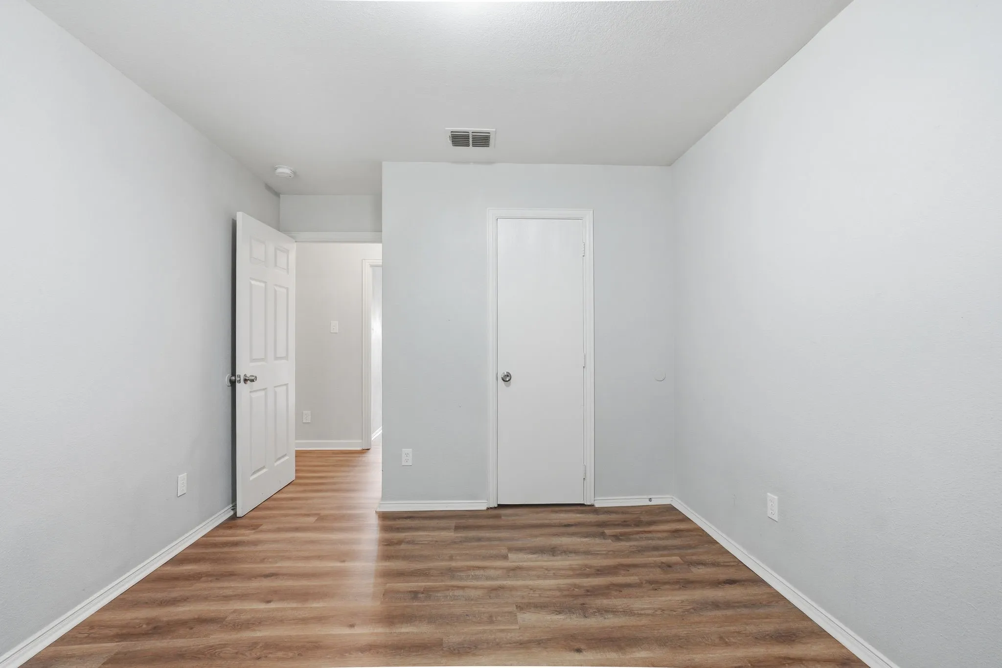 Townhouse For Sale in Dallas County , 202 Creek Cove Drive, Dallas, Texas 75217, 3 Bedroom, 3 Bathroom, 2 Garage spaces, 1,347 Sqft, built in 2006, mls#21299312, Real Estate Agent in Dallas, Homes For Sale in Dallas county, Homes For Sale in Dallas, Realtor in Dallas Texas, Real Estate Brokerage Independent Realty Texas, Luminita Cordes Realtor