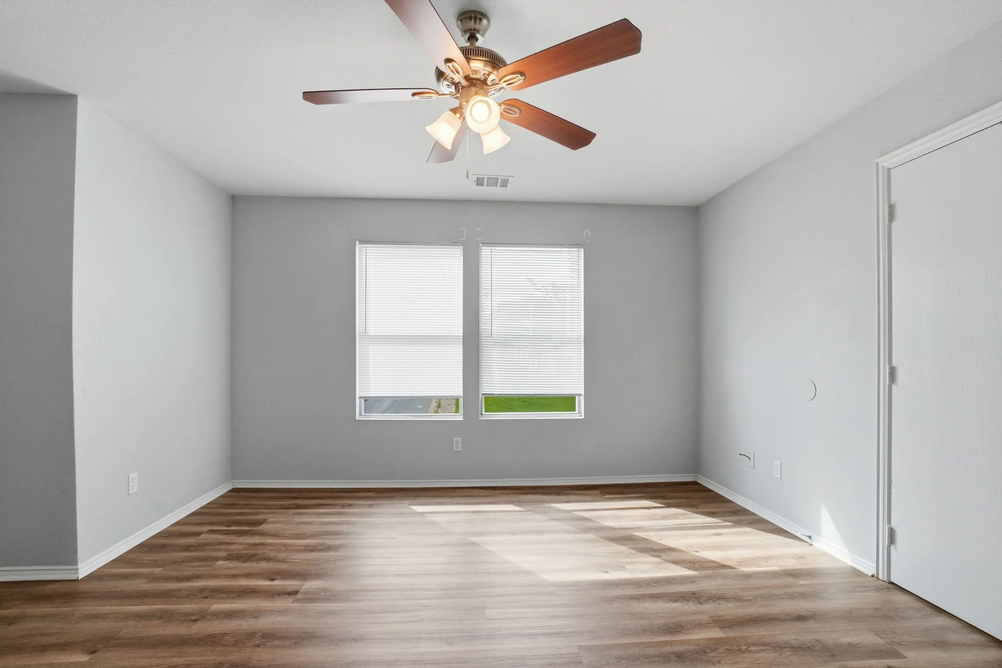 Townhouse For Sale in Dallas County , 202 Creek Cove Drive, Dallas, Texas 75217, 3 Bedroom, 3 Bathroom, 2 Garage spaces, 1,347 Sqft, built in 2006, mls#21299312, Real Estate Agent in Dallas, Homes For Sale in Dallas county, Homes For Sale in Dallas, Realtor in Dallas Texas, Real Estate Brokerage Independent Realty Texas, Luminita Cordes Realtor