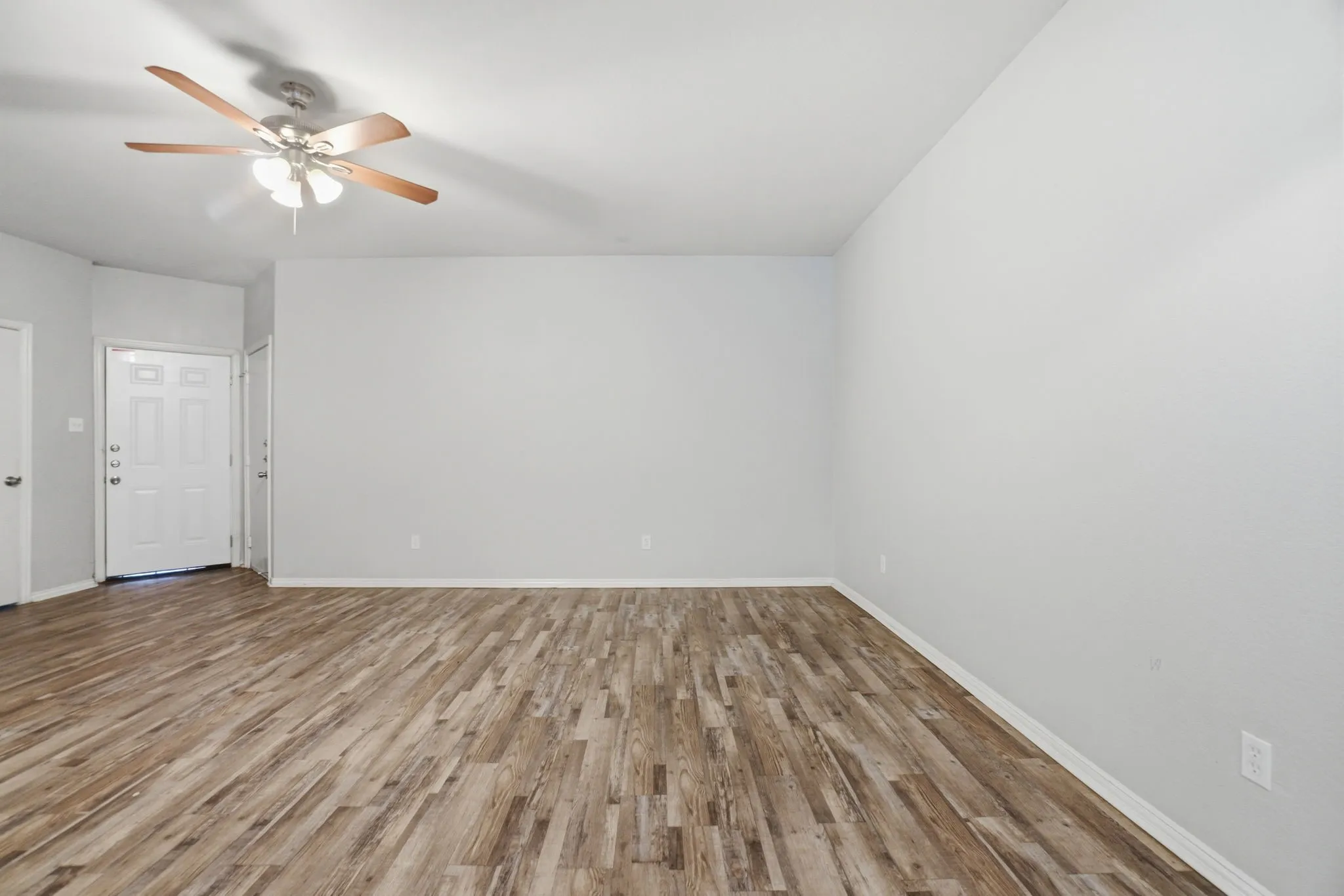 Townhouse For Sale in Dallas County , 202 Creek Cove Drive, Dallas, Texas 75217, 3 Bedroom, 3 Bathroom, 2 Garage spaces, 1,347 Sqft, built in 2006, mls#21299312, Real Estate Agent in Dallas, Homes For Sale in Dallas county, Homes For Sale in Dallas, Realtor in Dallas Texas, Real Estate Brokerage Independent Realty Texas, Luminita Cordes Realtor