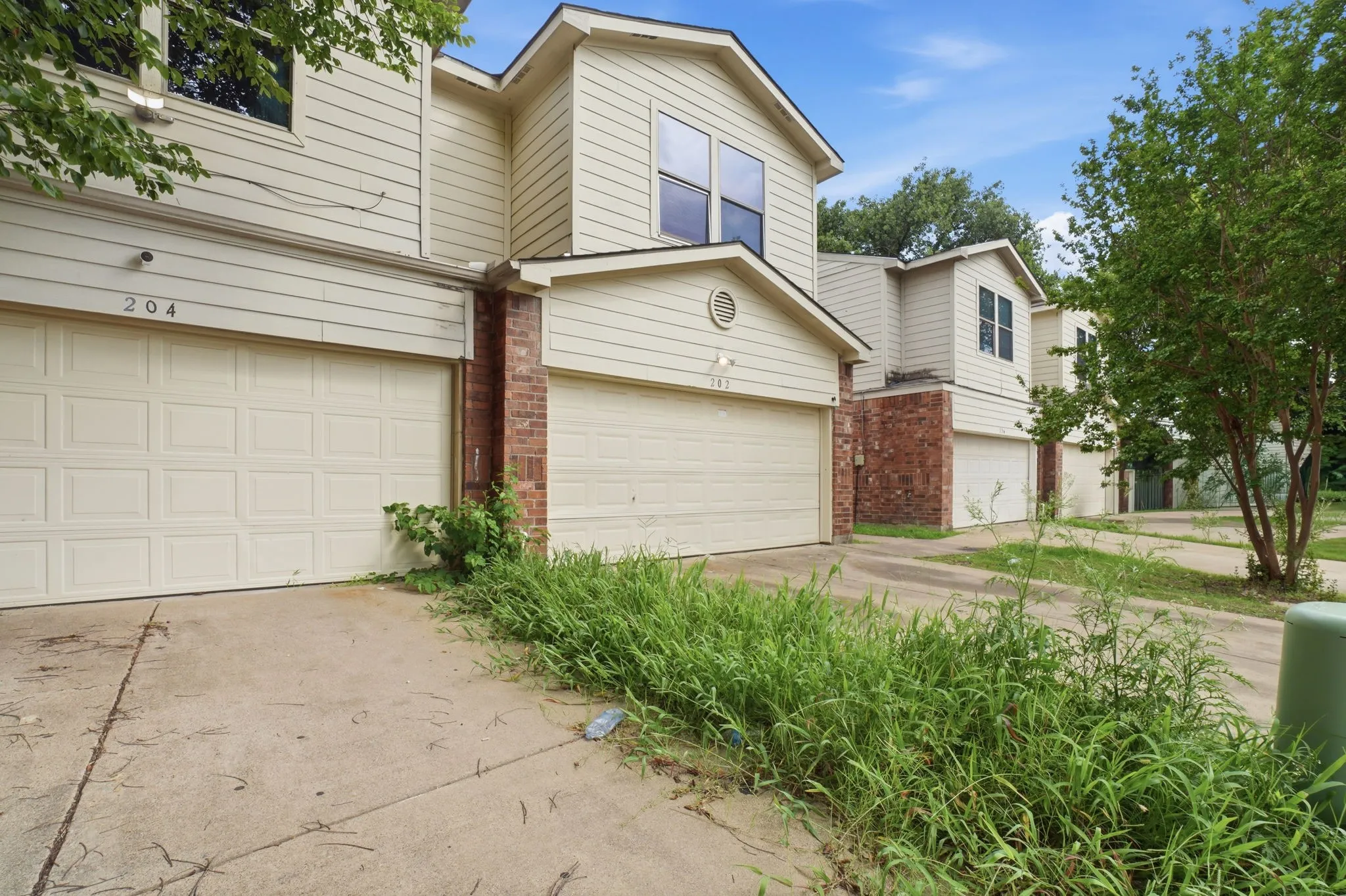 Townhouse For Sale in Dallas County , 202 Creek Cove Drive, Dallas, Texas 75217, 3 Bedroom, 3 Bathroom, 2 Garage spaces, 1,347 Sqft, built in 2006, mls#21299312, Real Estate Agent in Dallas, Homes For Sale in Dallas county, Homes For Sale in Dallas, Realtor in Dallas Texas, Real Estate Brokerage Independent Realty Texas, Luminita Cordes Realtor