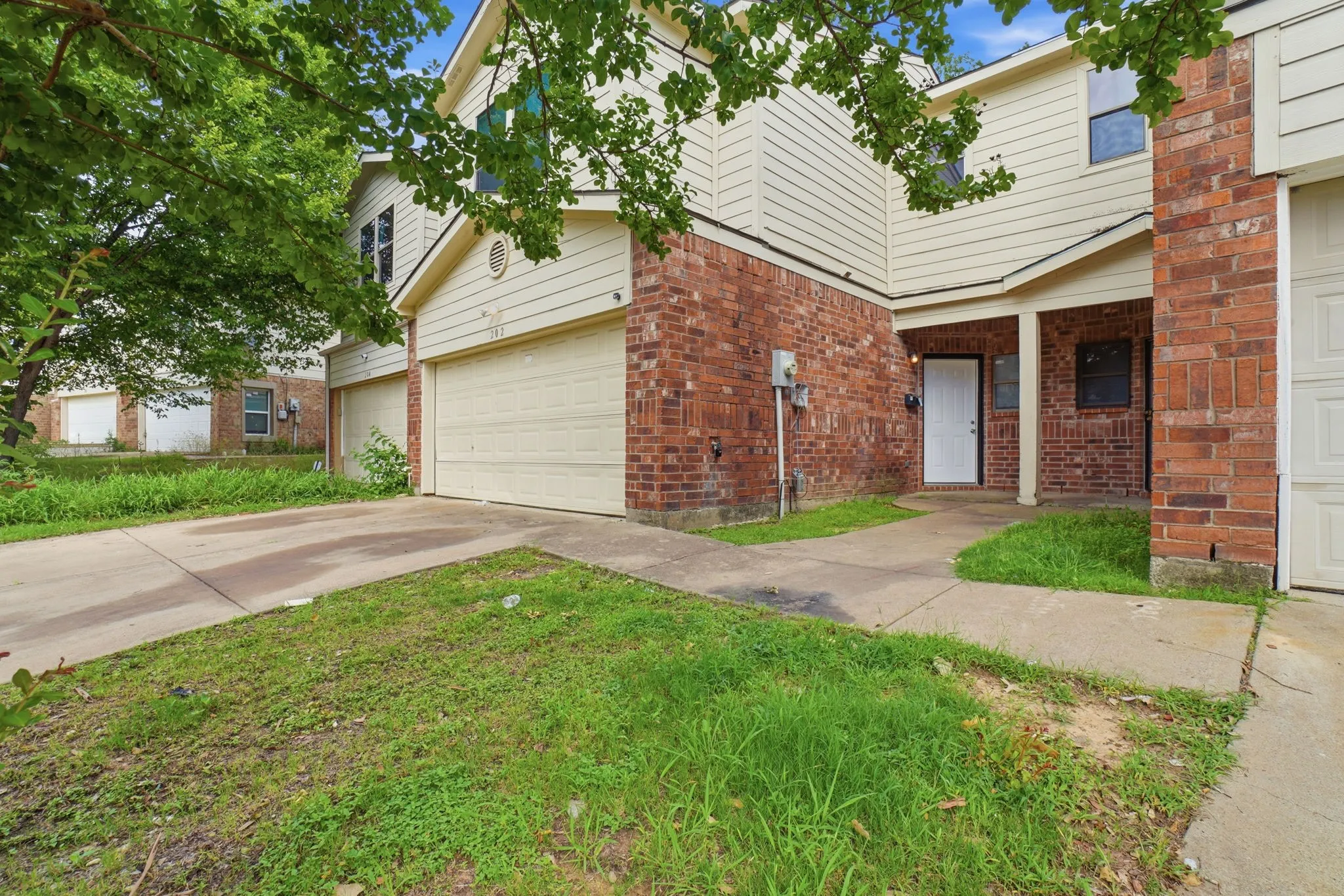 Townhouse For Sale in Dallas County , 202 Creek Cove Drive, Dallas, Texas 75217, 3 Bedroom, 3 Bathroom, 2 Garage spaces, 1,347 Sqft, built in 2006, mls#21299312, Real Estate Agent in Dallas, Homes For Sale in Dallas county, Homes For Sale in Dallas, Realtor in Dallas Texas, Real Estate Brokerage Independent Realty Texas, Luminita Cordes Realtor