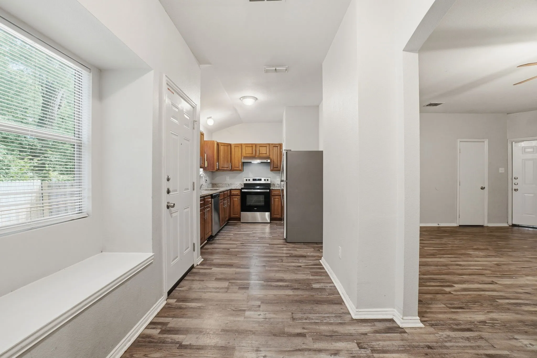 Townhouse For Sale in Dallas County , 202 Creek Cove Drive, Dallas, Texas 75217, 3 Bedroom, 3 Bathroom, 2 Garage spaces, 1,347 Sqft, built in 2006, mls#21299312, Real Estate Agent in Dallas, Homes For Sale in Dallas county, Homes For Sale in Dallas, Realtor in Dallas Texas, Real Estate Brokerage Independent Realty Texas, Luminita Cordes Realtor
