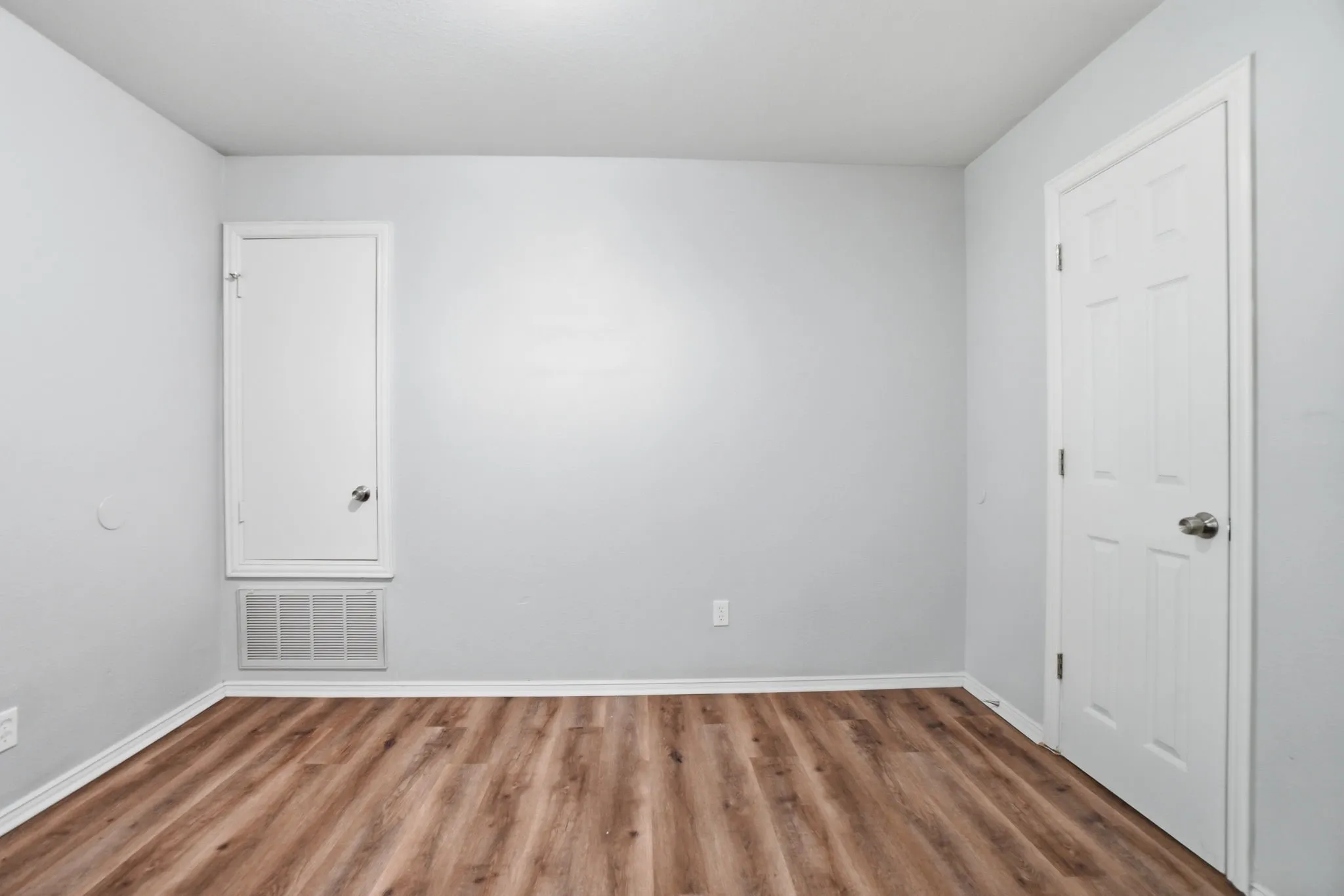 Townhouse For Sale in Dallas County , 202 Creek Cove Drive, Dallas, Texas 75217, 3 Bedroom, 3 Bathroom, 2 Garage spaces, 1,347 Sqft, built in 2006, mls#21299312, Real Estate Agent in Dallas, Homes For Sale in Dallas county, Homes For Sale in Dallas, Realtor in Dallas Texas, Real Estate Brokerage Independent Realty Texas, Luminita Cordes Realtor