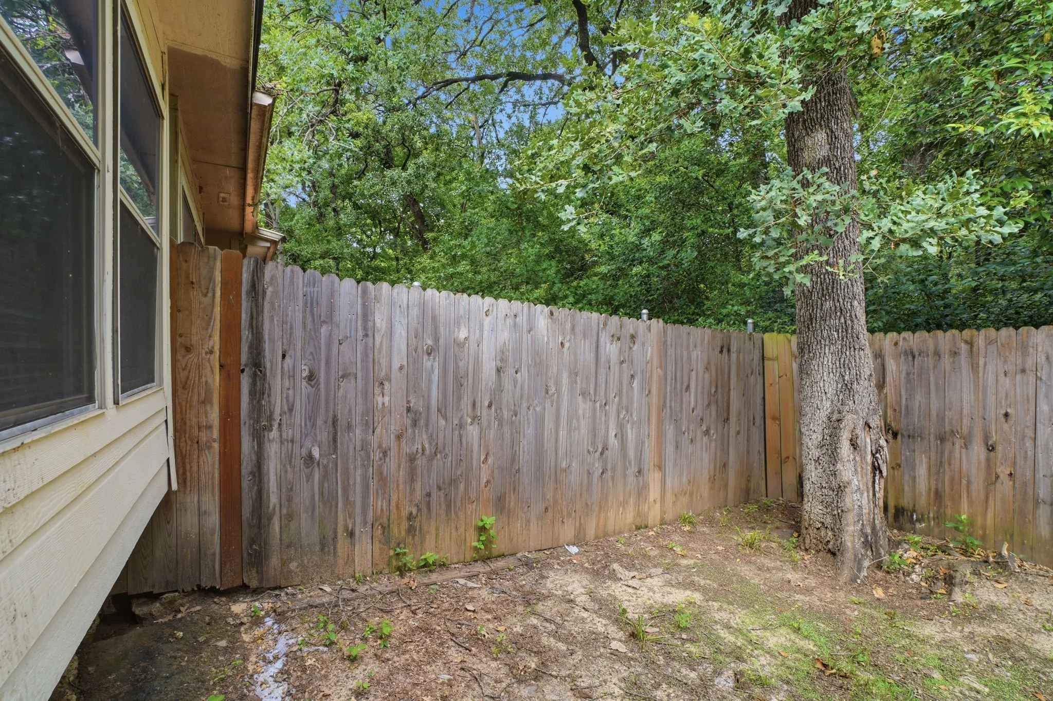 Townhouse For Sale in Dallas County , 202 Creek Cove Drive, Dallas, Texas 75217, 3 Bedroom, 3 Bathroom, 2 Garage spaces, 1,347 Sqft, built in 2006, mls#21299312, Real Estate Agent in Dallas, Homes For Sale in Dallas county, Homes For Sale in Dallas, Realtor in Dallas Texas, Real Estate Brokerage Independent Realty Texas, Luminita Cordes Realtor