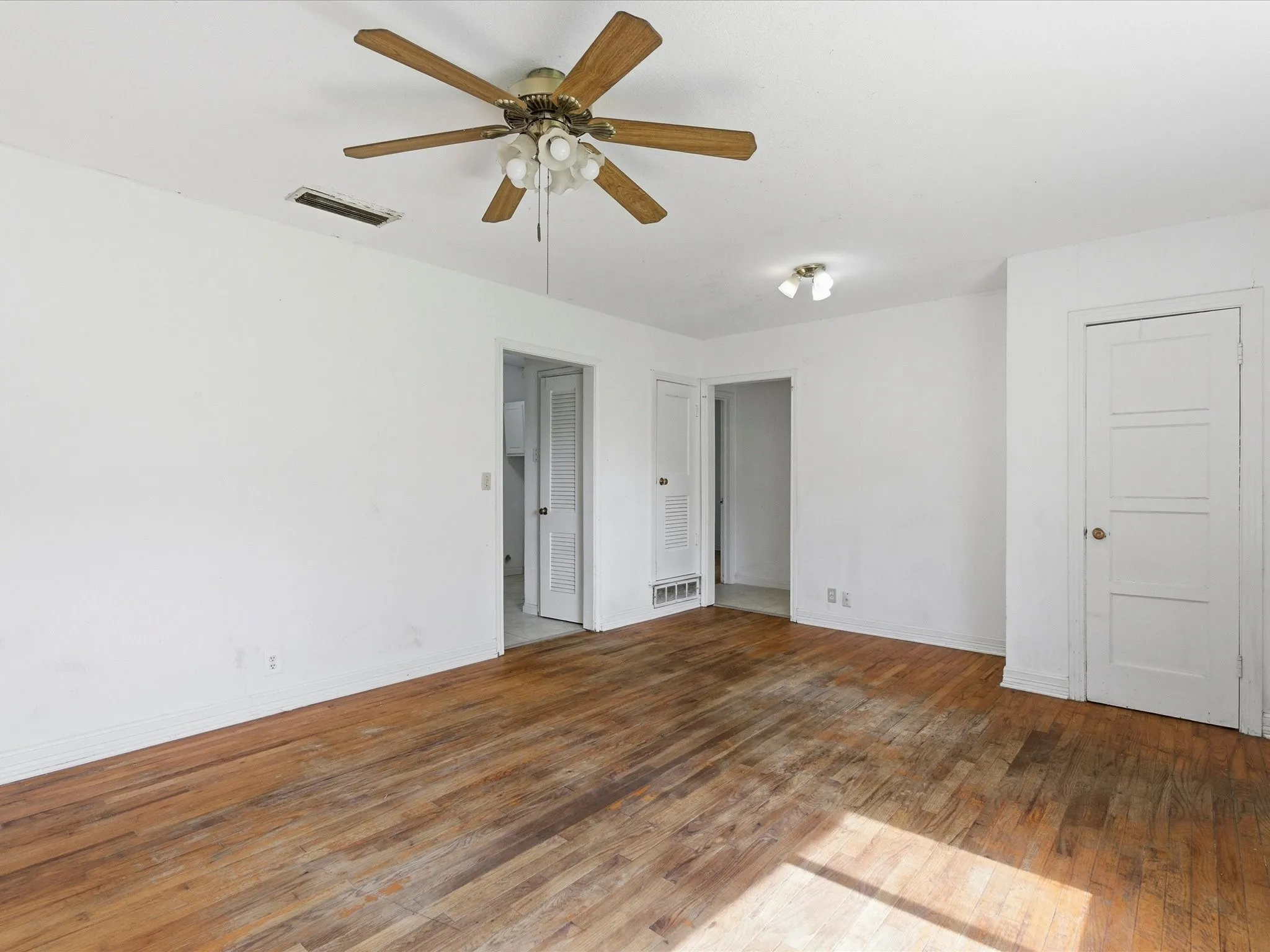 Duplex For Sale in Grayson County , 307 Depot Street, Whitesboro, Texas 76273, 5 Bedroom, 2 Bathroom, Garage spaces, 0 Sqft, built in 2000, mls#21300313, Real Estate Agent in Whitesboro, Homes For Sale in Grayson county, Homes For Sale in Whitesboro, Realtor in Whitesboro Texas, Real Estate Brokerage Independent Realty Texas, Luminita Cordes Realtor