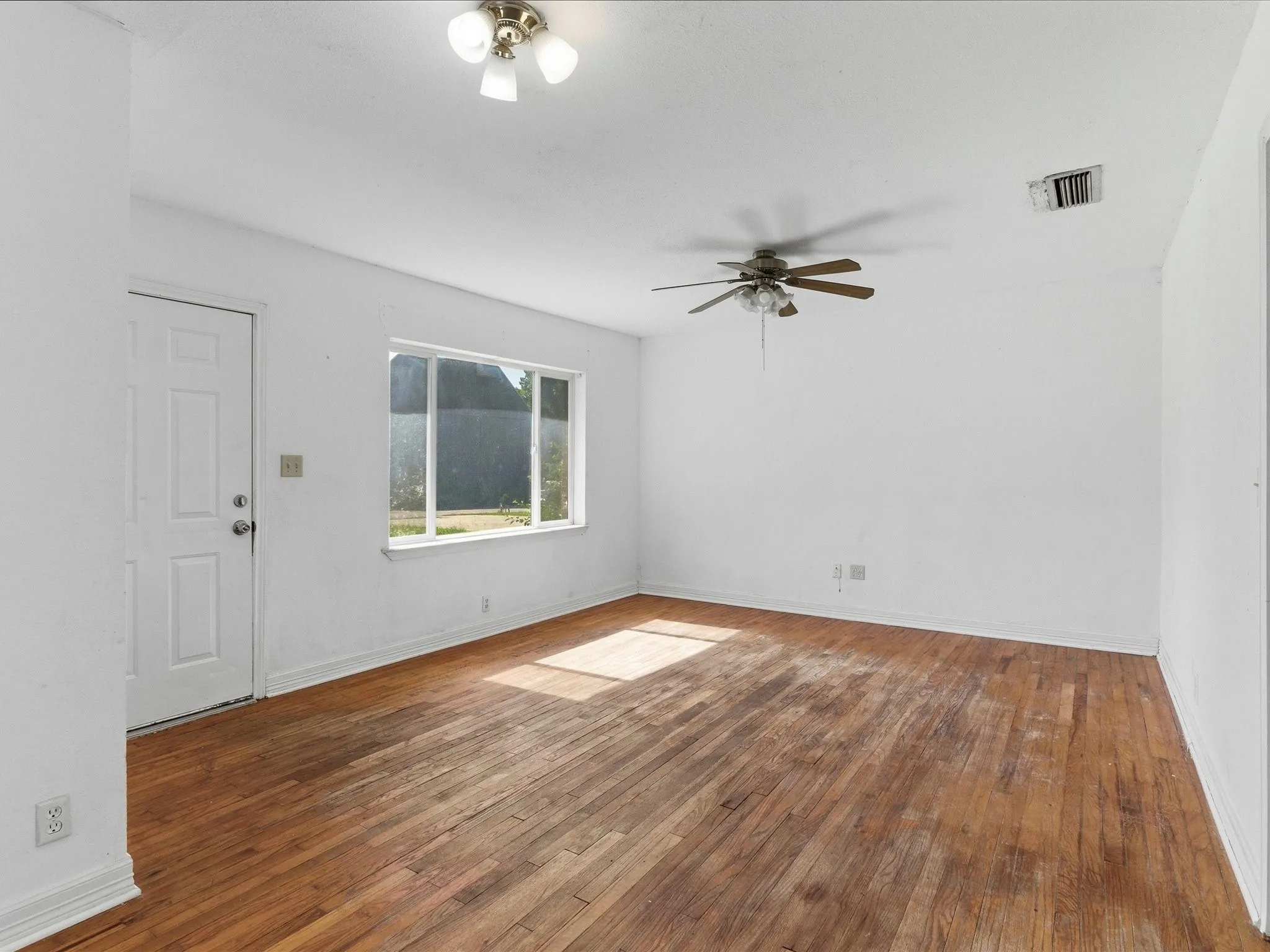 Duplex For Sale in Grayson County , 307 Depot Street, Whitesboro, Texas 76273, 5 Bedroom, 2 Bathroom, Garage spaces, 0 Sqft, built in 2000, mls#21300313, Real Estate Agent in Whitesboro, Homes For Sale in Grayson county, Homes For Sale in Whitesboro, Realtor in Whitesboro Texas, Real Estate Brokerage Independent Realty Texas, Luminita Cordes Realtor