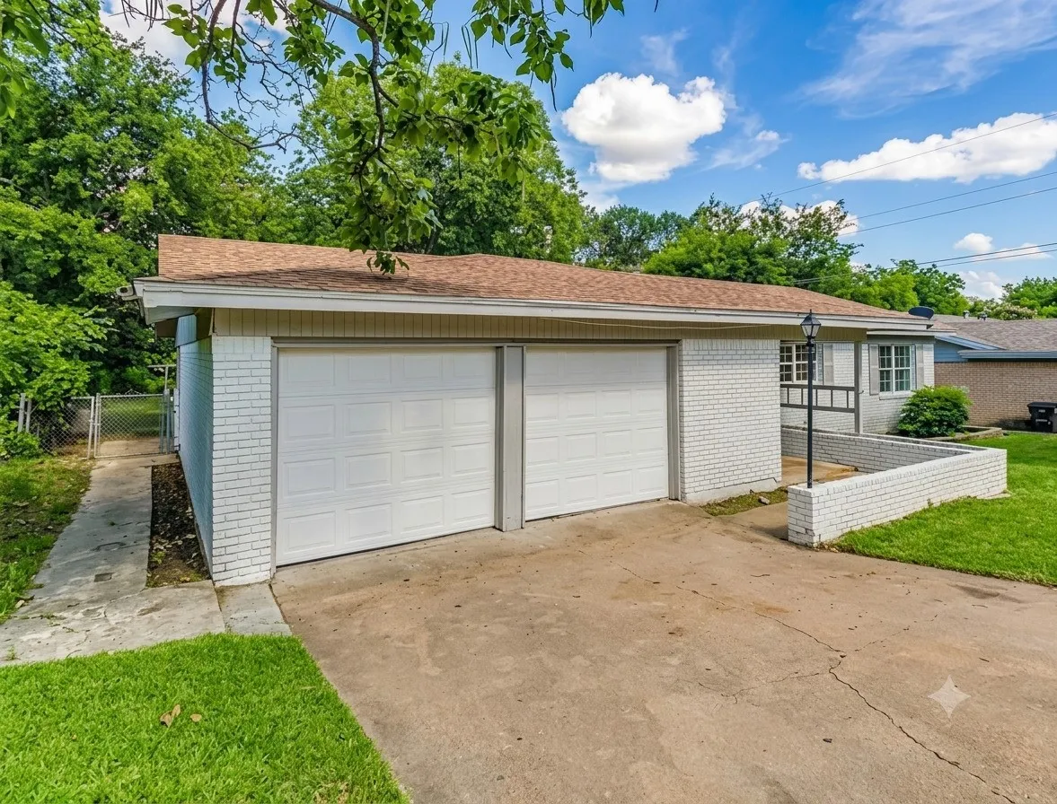 Single Family Residence For Sale in Tarrant County , 3821 Bonnie Drive, Fort Worth, Texas 76116, 3 Bedroom, 2 Bathroom, 2 Garage spaces, 1,302 Sqft, built in 1960, mls#21296979, Real Estate Agent in Fort Worth, Homes For Sale in Tarrant county, Homes For Sale in Fort Worth, Realtor in Fort Worth Texas, Real Estate Brokerage Independent Realty Texas, Luminita Cordes Realtor