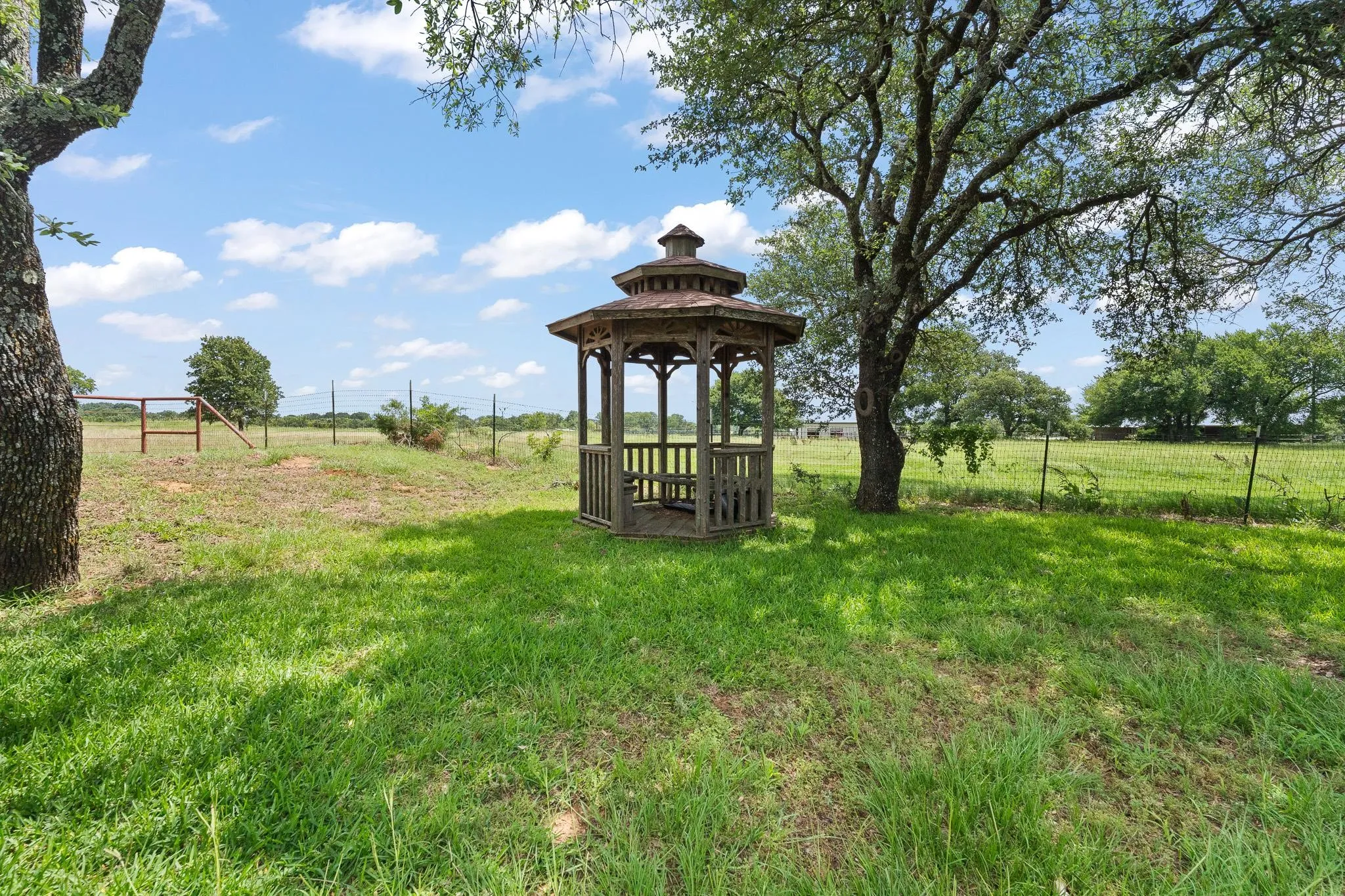 Farm For Sale in Johnson County , 3001 E Fm 4, Cleburne, Texas 76031, 3 Bedroom, 3 Bathroom, 2 Garage spaces, 2,729 Sqft, built in 1980, mls#21298428, Real Estate Agent in Cleburne, Homes For Sale in Johnson county, Homes For Sale in Cleburne, Realtor in Cleburne Texas, Real Estate Brokerage Independent Realty Texas, Luminita Cordes Realtor