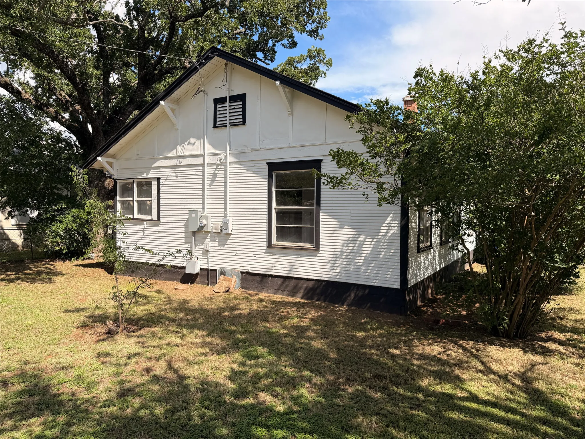Single Family Residence For Sale in Eastland County , 709 E 23rd Street, Cisco, Texas 76437, 2 Bedrooms, 1 Bathroom, Garage spaces, 1,064 Sqft, built in 1920, Price $92,500, mls#21300321, Real Estate Agent in Cisco, Homes For Sale in Eastland county, Homes For Sale in Cisco, Realtor in Cisco Texas, Real Estate Brokerage Independent Realty Texas, Luminita Cordes Realtor