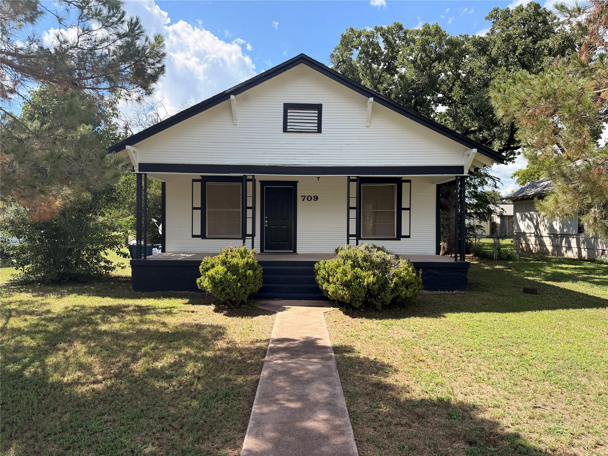 Single Family Residence For Sale in Eastland County , 709 E 23rd Street, Cisco, Texas 76437, 2 Bedrooms, 1 Bathroom, Garage spaces, 1,064 Sqft, built in 1920, Price $92,500, mls#21300321, Real Estate Agent in Cisco, Homes For Sale in Eastland county, Homes For Sale in Cisco, Realtor in Cisco Texas, Real Estate Brokerage Independent Realty Texas, Luminita Cordes Realtor