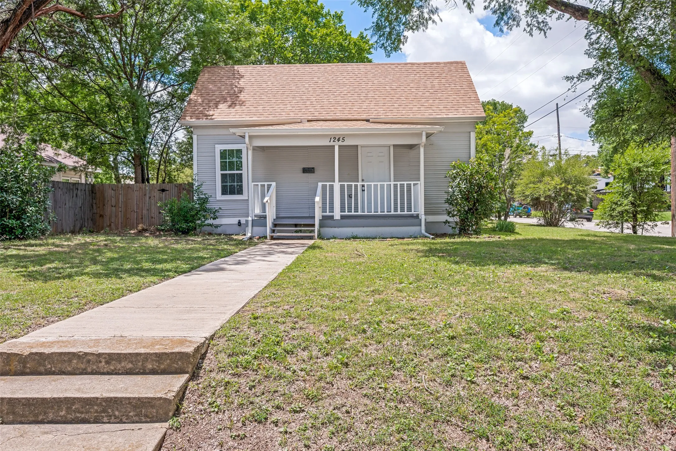 Single Family Residence For Sale in Tarrant County , 1245 Lowe Street, Fort Worth, Texas 76110, 2 Bedroom, 2 Bathroom, Garage spaces, 860 Sqft, built in 1920, mls#21297535, Real Estate Agent in Fort Worth, Homes For Sale in Tarrant county, Homes For Sale in Fort Worth, Realtor in Fort Worth Texas, Real Estate Brokerage Independent Realty Texas, Luminita Cordes Realtor