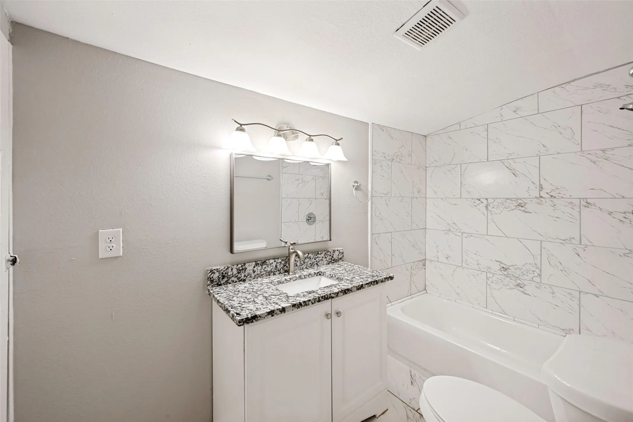 Single Family Residence For Sale in Tarrant County , 1245 Lowe Street, Fort Worth, Texas 76110, 2 Bedroom, 2 Bathroom, Garage spaces, 860 Sqft, built in 1920, mls#21297535, Real Estate Agent in Fort Worth, Homes For Sale in Tarrant county, Homes For Sale in Fort Worth, Realtor in Fort Worth Texas, Real Estate Brokerage Independent Realty Texas, Luminita Cordes Realtor