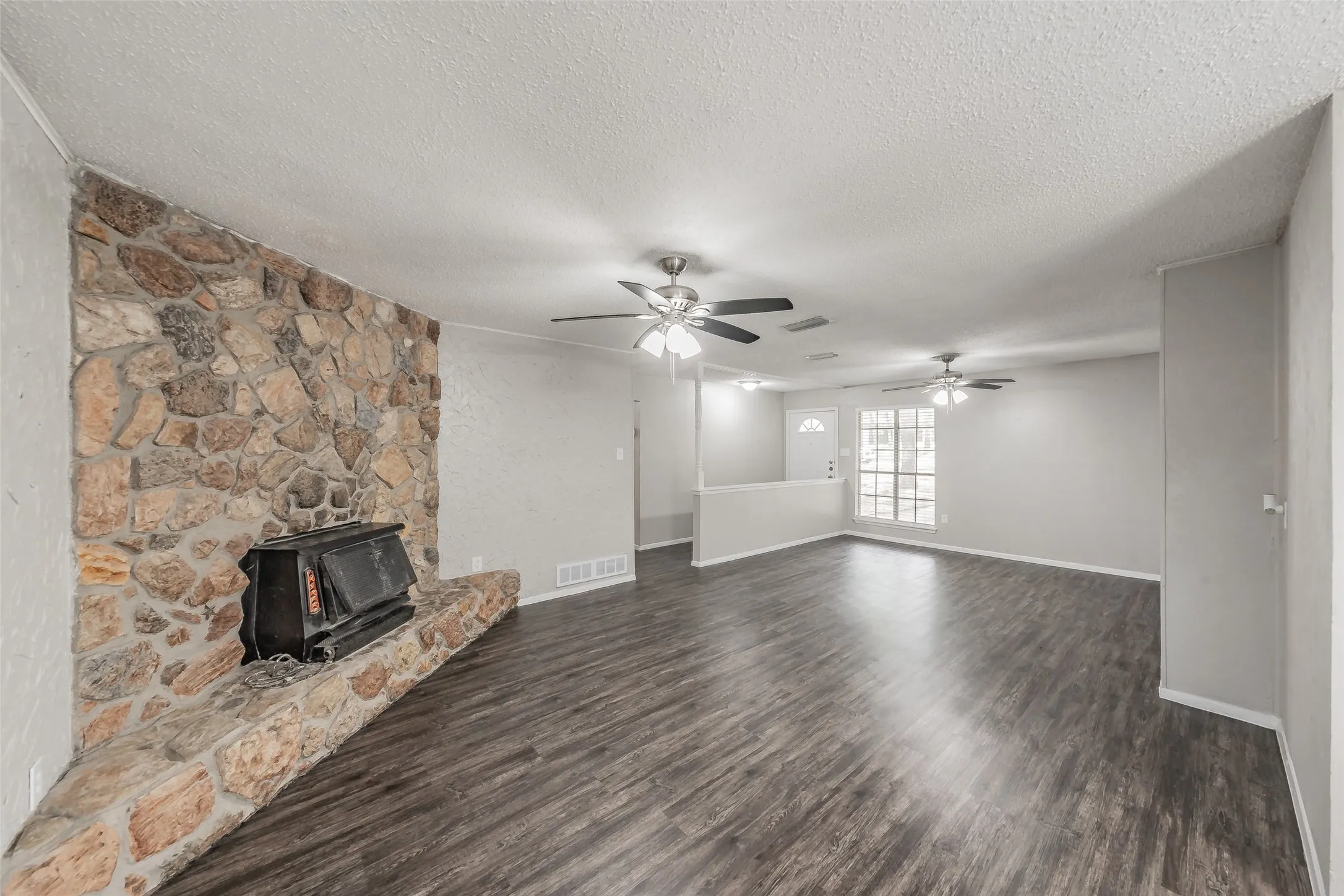 Single Family Residence For Sale in Tarrant County , 1412 Oxford Street, Arlington, Texas 76013, 4 Bedroom, 2 Bathroom, 2 Garage spaces, 1,955 Sqft, built in 1968, mls#21300339, Real Estate Agent in Arlington, Homes For Sale in Tarrant county, Homes For Sale in Arlington, Realtor in Arlington Texas, Real Estate Brokerage Independent Realty Texas, Luminita Cordes Realtor