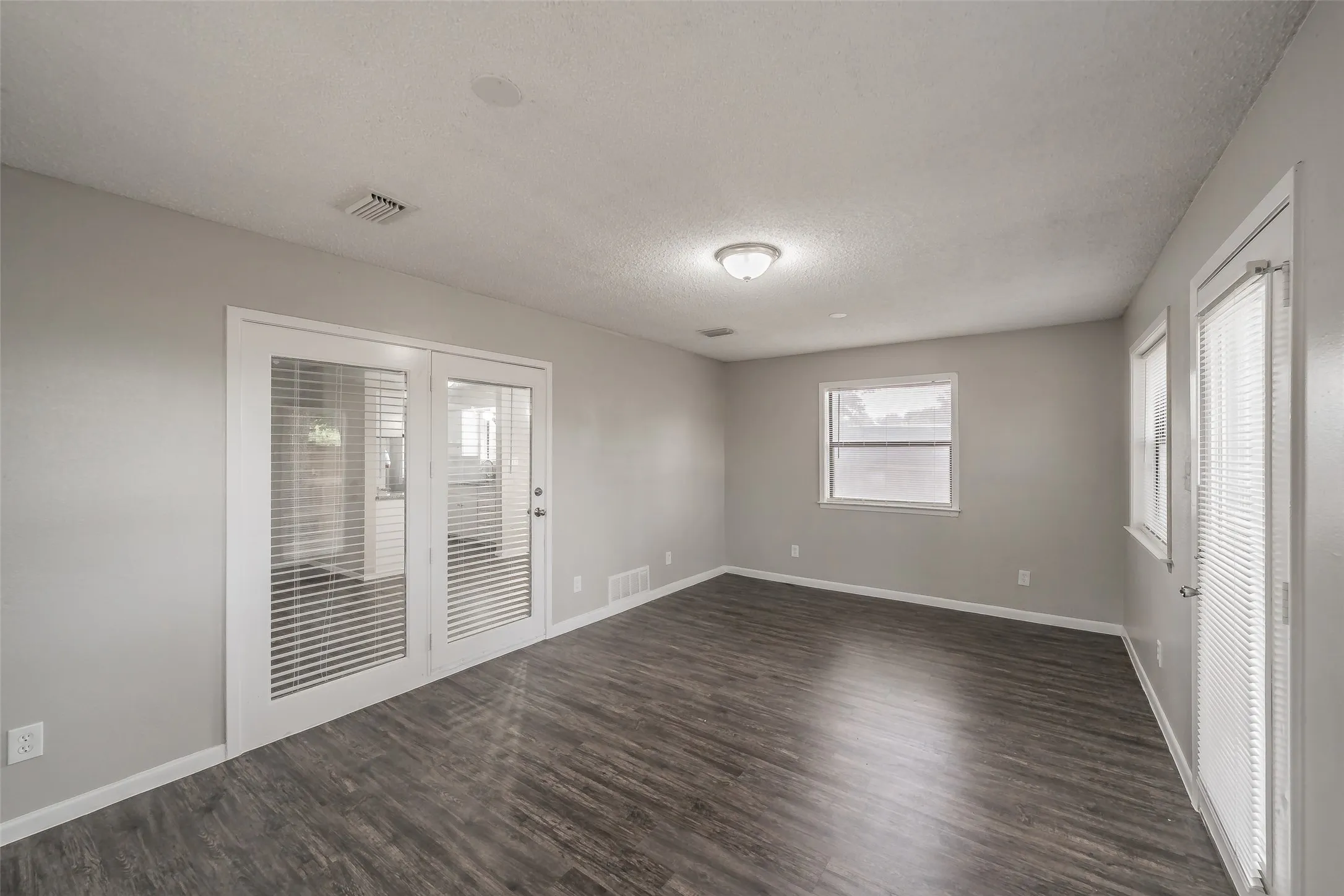 Single Family Residence For Sale in Tarrant County , 1412 Oxford Street, Arlington, Texas 76013, 4 Bedroom, 2 Bathroom, 2 Garage spaces, 1,955 Sqft, built in 1968, mls#21300339, Real Estate Agent in Arlington, Homes For Sale in Tarrant county, Homes For Sale in Arlington, Realtor in Arlington Texas, Real Estate Brokerage Independent Realty Texas, Luminita Cordes Realtor