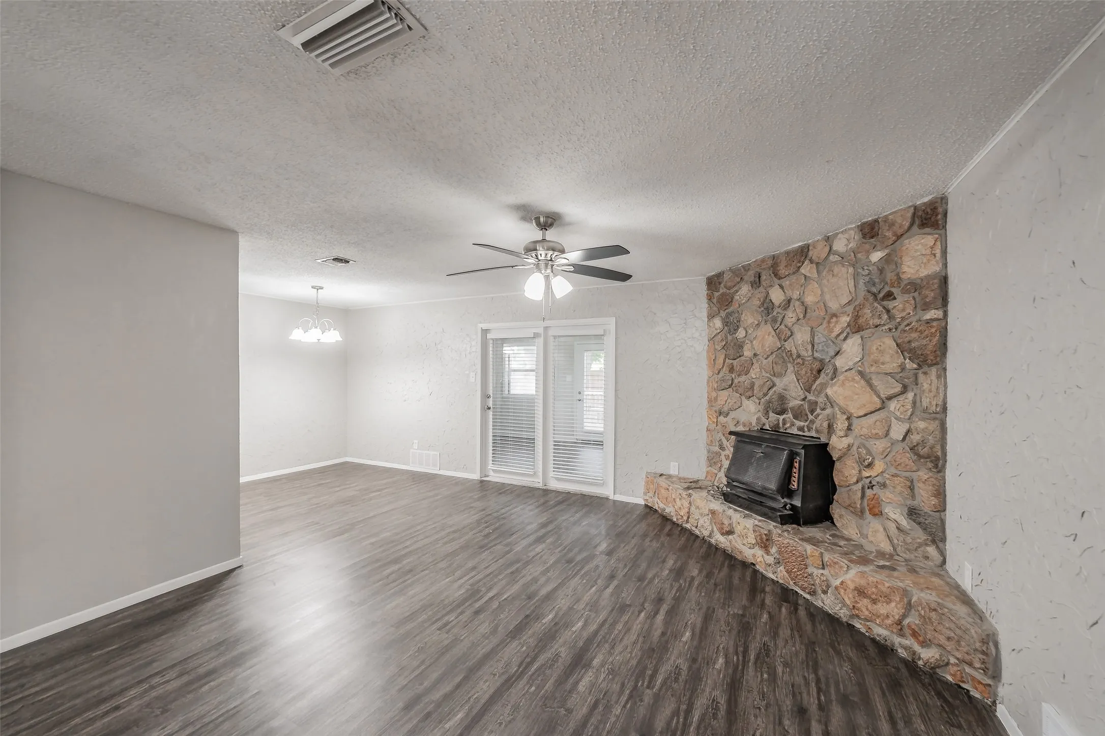 Single Family Residence For Sale in Tarrant County , 1412 Oxford Street, Arlington, Texas 76013, 4 Bedroom, 2 Bathroom, 2 Garage spaces, 1,955 Sqft, built in 1968, mls#21300339, Real Estate Agent in Arlington, Homes For Sale in Tarrant county, Homes For Sale in Arlington, Realtor in Arlington Texas, Real Estate Brokerage Independent Realty Texas, Luminita Cordes Realtor
