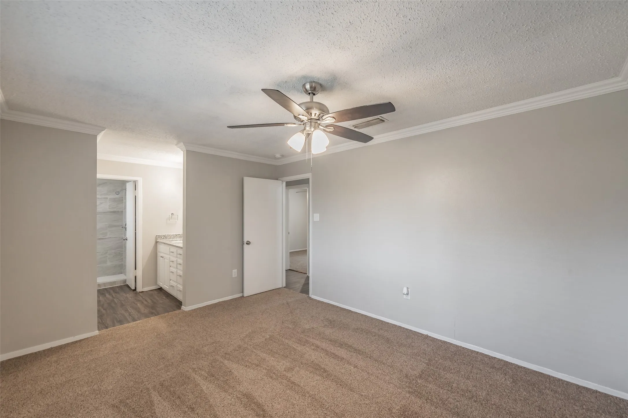 Single Family Residence For Sale in Tarrant County , 1412 Oxford Street, Arlington, Texas 76013, 4 Bedroom, 2 Bathroom, 2 Garage spaces, 1,955 Sqft, built in 1968, mls#21300339, Real Estate Agent in Arlington, Homes For Sale in Tarrant county, Homes For Sale in Arlington, Realtor in Arlington Texas, Real Estate Brokerage Independent Realty Texas, Luminita Cordes Realtor