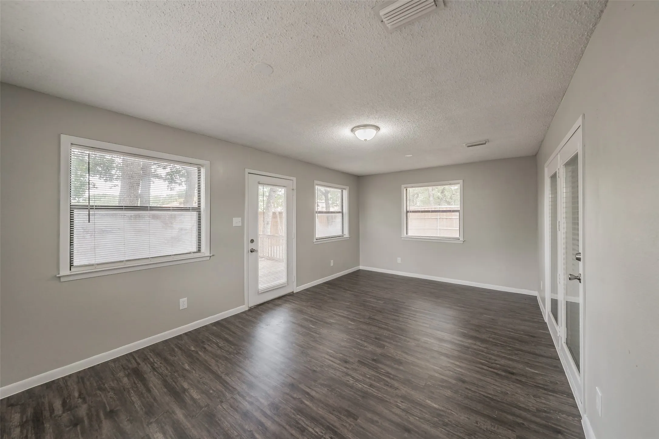 Single Family Residence For Sale in Tarrant County , 1412 Oxford Street, Arlington, Texas 76013, 4 Bedroom, 2 Bathroom, 2 Garage spaces, 1,955 Sqft, built in 1968, mls#21300339, Real Estate Agent in Arlington, Homes For Sale in Tarrant county, Homes For Sale in Arlington, Realtor in Arlington Texas, Real Estate Brokerage Independent Realty Texas, Luminita Cordes Realtor