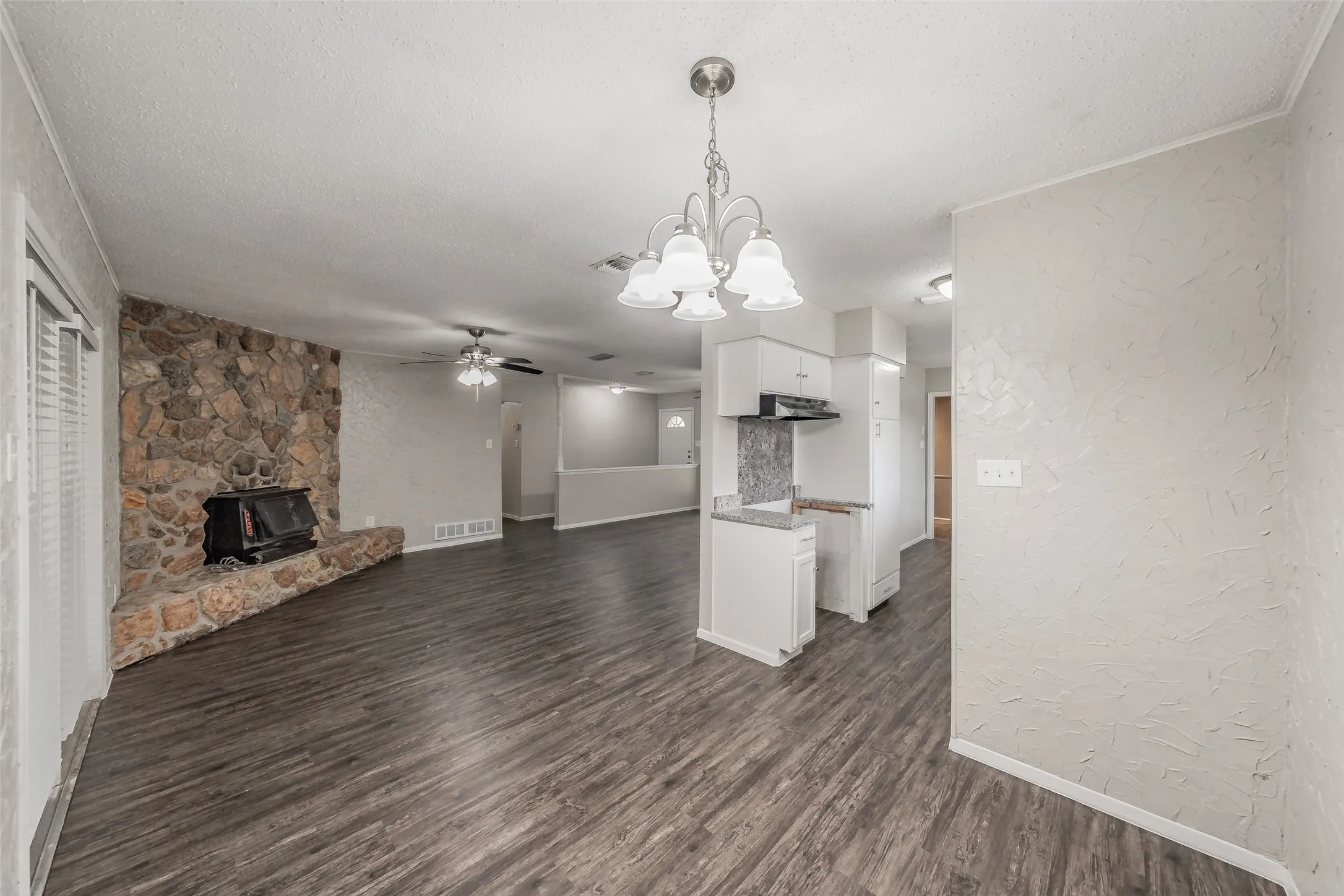 Single Family Residence For Sale in Tarrant County , 1412 Oxford Street, Arlington, Texas 76013, 4 Bedroom, 2 Bathroom, 2 Garage spaces, 1,955 Sqft, built in 1968, mls#21300339, Real Estate Agent in Arlington, Homes For Sale in Tarrant county, Homes For Sale in Arlington, Realtor in Arlington Texas, Real Estate Brokerage Independent Realty Texas, Luminita Cordes Realtor