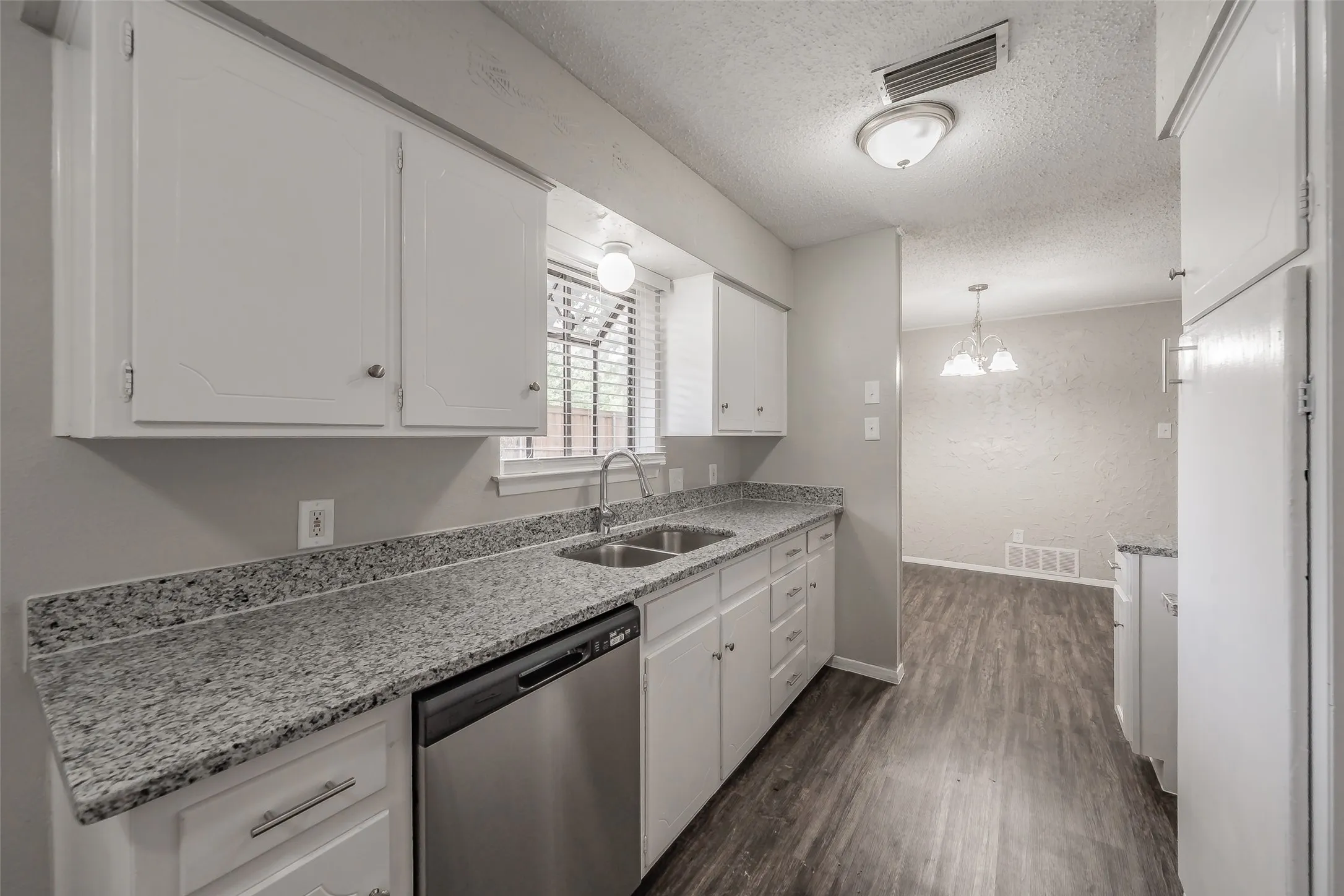 Single Family Residence For Sale in Tarrant County , 1412 Oxford Street, Arlington, Texas 76013, 4 Bedroom, 2 Bathroom, 2 Garage spaces, 1,955 Sqft, built in 1968, mls#21300339, Real Estate Agent in Arlington, Homes For Sale in Tarrant county, Homes For Sale in Arlington, Realtor in Arlington Texas, Real Estate Brokerage Independent Realty Texas, Luminita Cordes Realtor