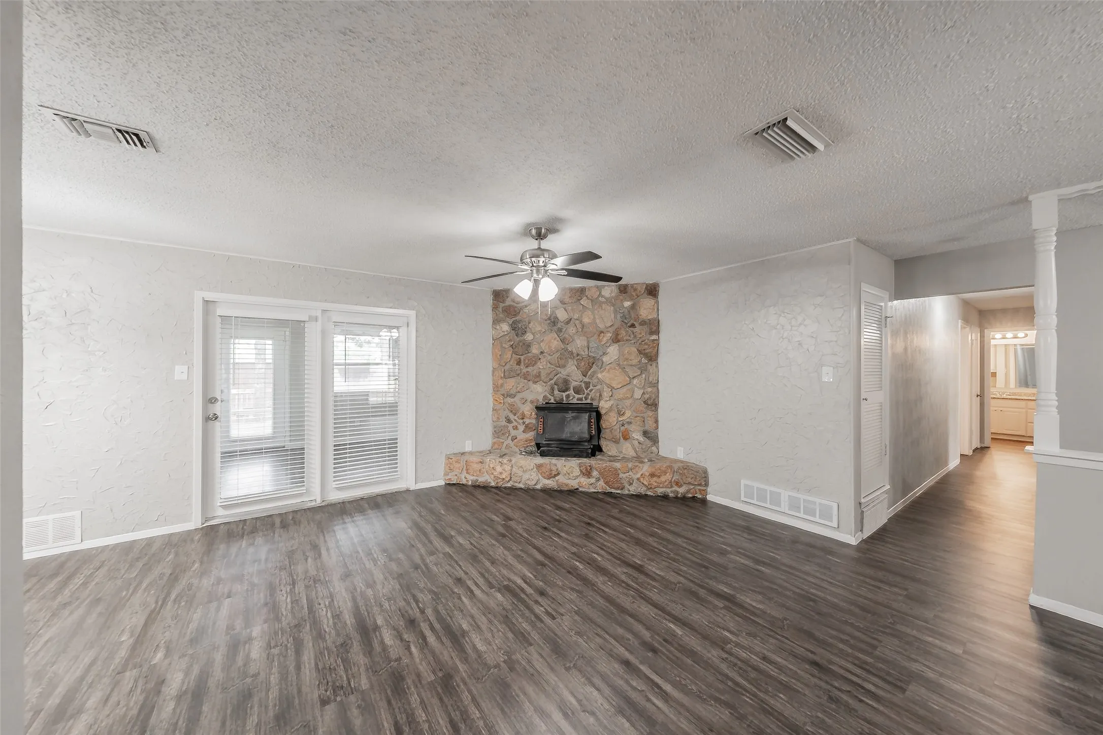 Single Family Residence For Sale in Tarrant County , 1412 Oxford Street, Arlington, Texas 76013, 4 Bedroom, 2 Bathroom, 2 Garage spaces, 1,955 Sqft, built in 1968, mls#21300339, Real Estate Agent in Arlington, Homes For Sale in Tarrant county, Homes For Sale in Arlington, Realtor in Arlington Texas, Real Estate Brokerage Independent Realty Texas, Luminita Cordes Realtor