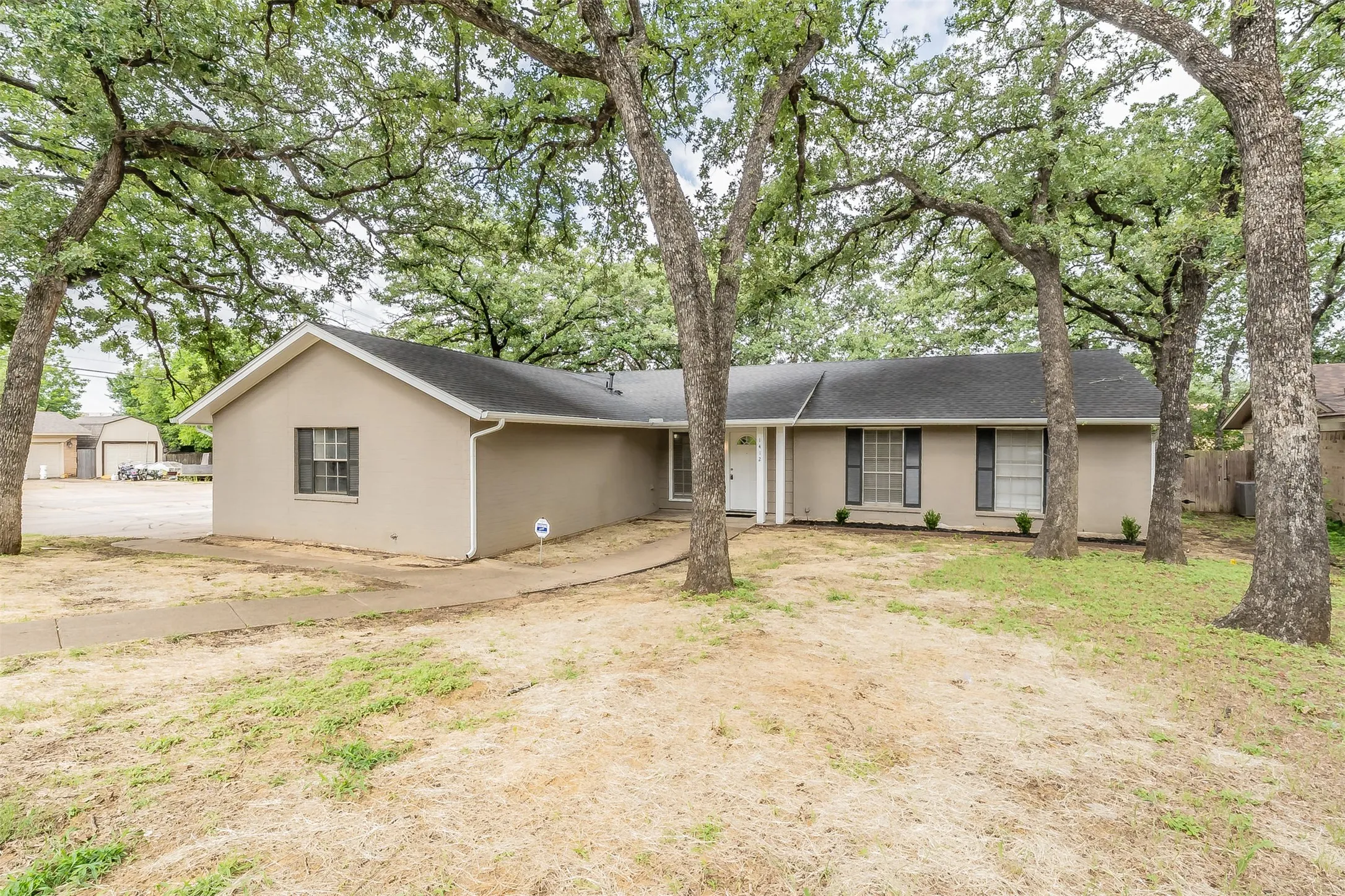 Single Family Residence For Sale in Tarrant County , 1412 Oxford Street, Arlington, Texas 76013, 4 Bedroom, 2 Bathroom, 2 Garage spaces, 1,955 Sqft, built in 1968, mls#21300339, Real Estate Agent in Arlington, Homes For Sale in Tarrant county, Homes For Sale in Arlington, Realtor in Arlington Texas, Real Estate Brokerage Independent Realty Texas, Luminita Cordes Realtor