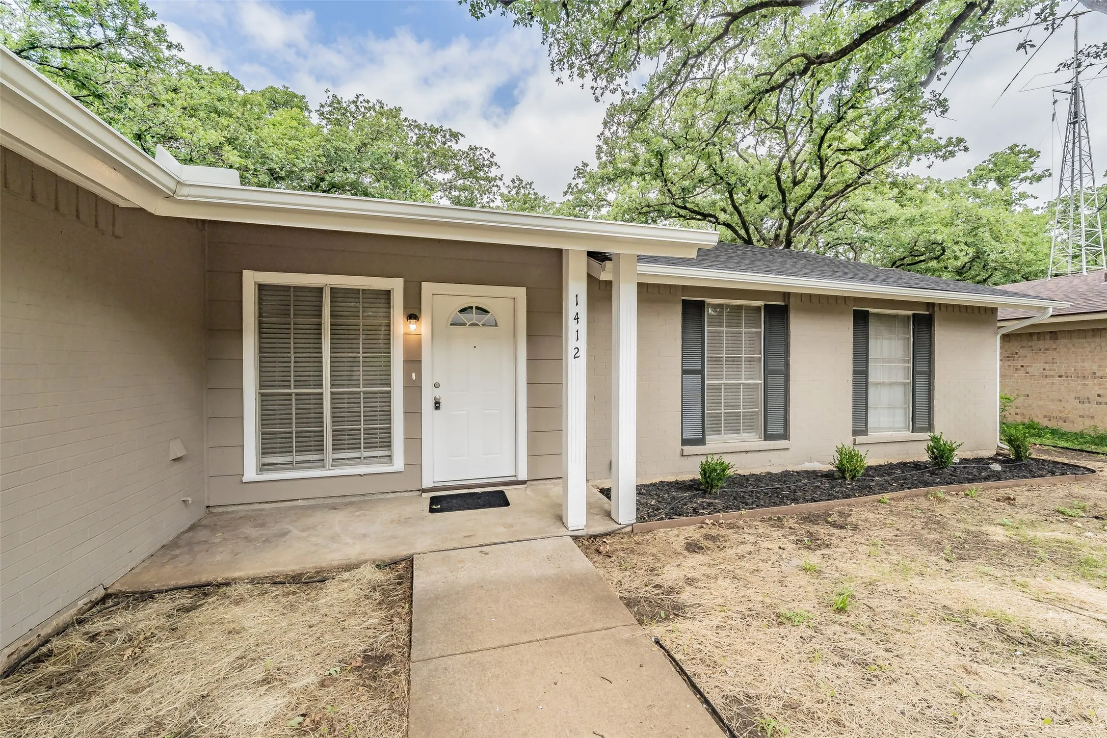 Single Family Residence For Sale in Tarrant County , 1412 Oxford Street, Arlington, Texas 76013, 4 Bedroom, 2 Bathroom, 2 Garage spaces, 1,955 Sqft, built in 1968, mls#21300339, Real Estate Agent in Arlington, Homes For Sale in Tarrant county, Homes For Sale in Arlington, Realtor in Arlington Texas, Real Estate Brokerage Independent Realty Texas, Luminita Cordes Realtor