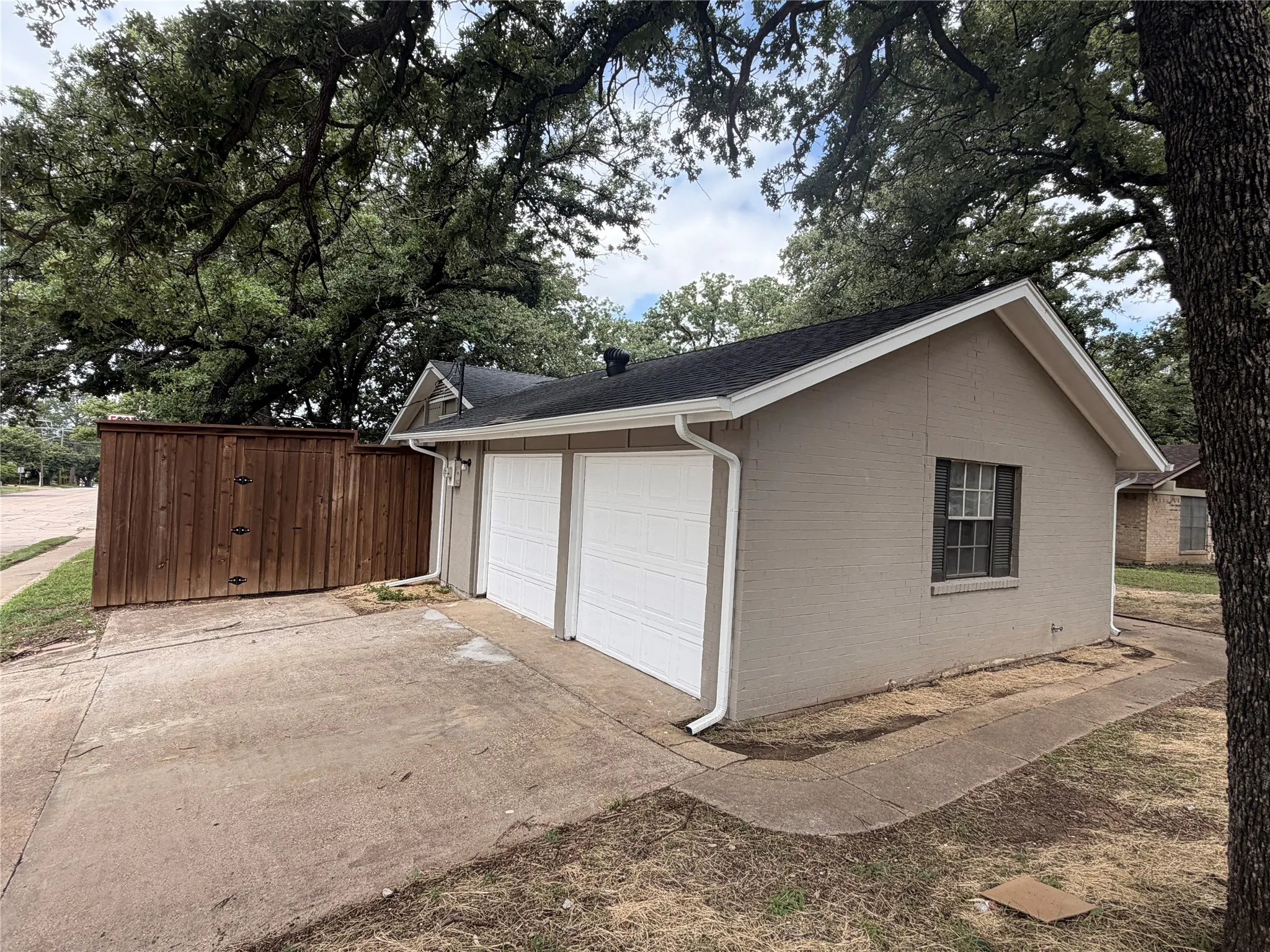 Single Family Residence For Sale in Tarrant County , 1412 Oxford Street, Arlington, Texas 76013, 4 Bedroom, 2 Bathroom, 2 Garage spaces, 1,955 Sqft, built in 1968, mls#21300339, Real Estate Agent in Arlington, Homes For Sale in Tarrant county, Homes For Sale in Arlington, Realtor in Arlington Texas, Real Estate Brokerage Independent Realty Texas, Luminita Cordes Realtor
