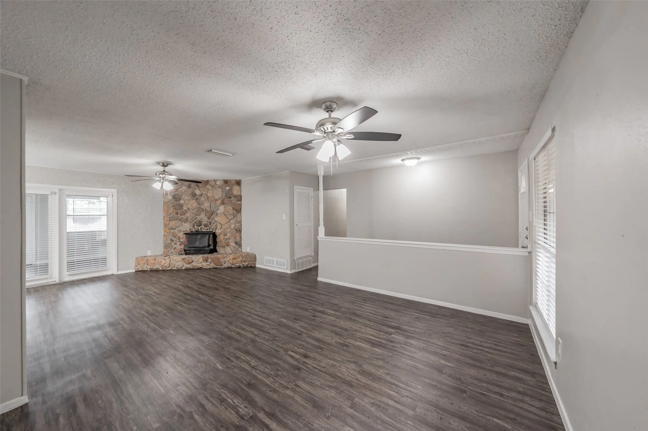 Single Family Residence For Sale in Tarrant County , 1412 Oxford Street, Arlington, Texas 76013, 4 Bedroom, 2 Bathroom, 2 Garage spaces, 1,955 Sqft, built in 1968, mls#21300339, Real Estate Agent in Arlington, Homes For Sale in Tarrant county, Homes For Sale in Arlington, Realtor in Arlington Texas, Real Estate Brokerage Independent Realty Texas, Luminita Cordes Realtor