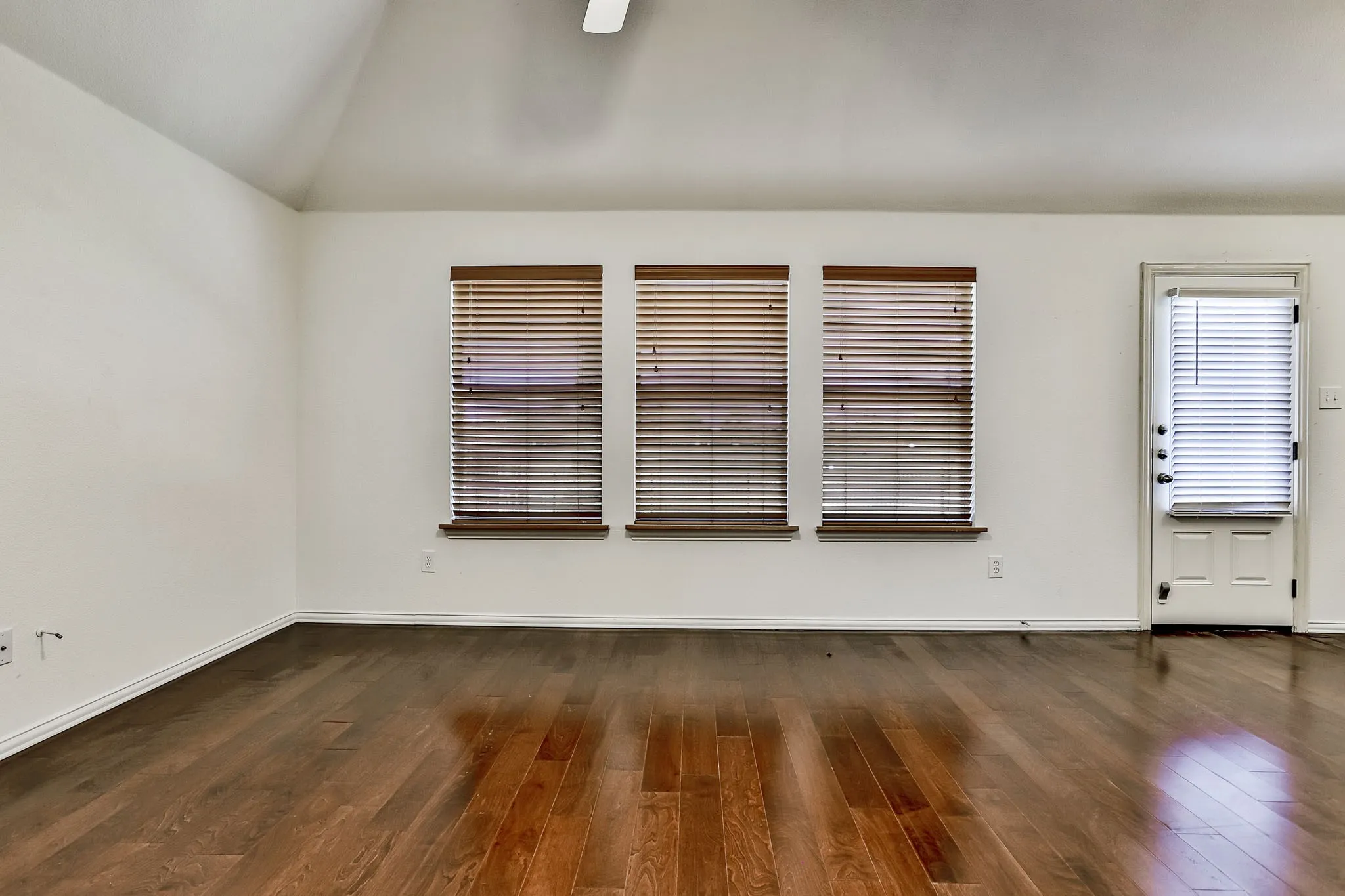 Single Family Residence For Rent in Denton County , 2853 Cascade Cove Drive, Little Elm, Texas 75068, 3 Bedroom, 2 Bathroom, 2 Garage spaces, 1,457 Sqft, built in 2006, mls#21294831, Real Estate Agent in Little Elm, Homes For Rent in Denton county, Homes For Rent in Little Elm, Realtor in Little Elm Texas, Real Estate Brokerage Independent Realty Texas, Luminita Cordes Realtor