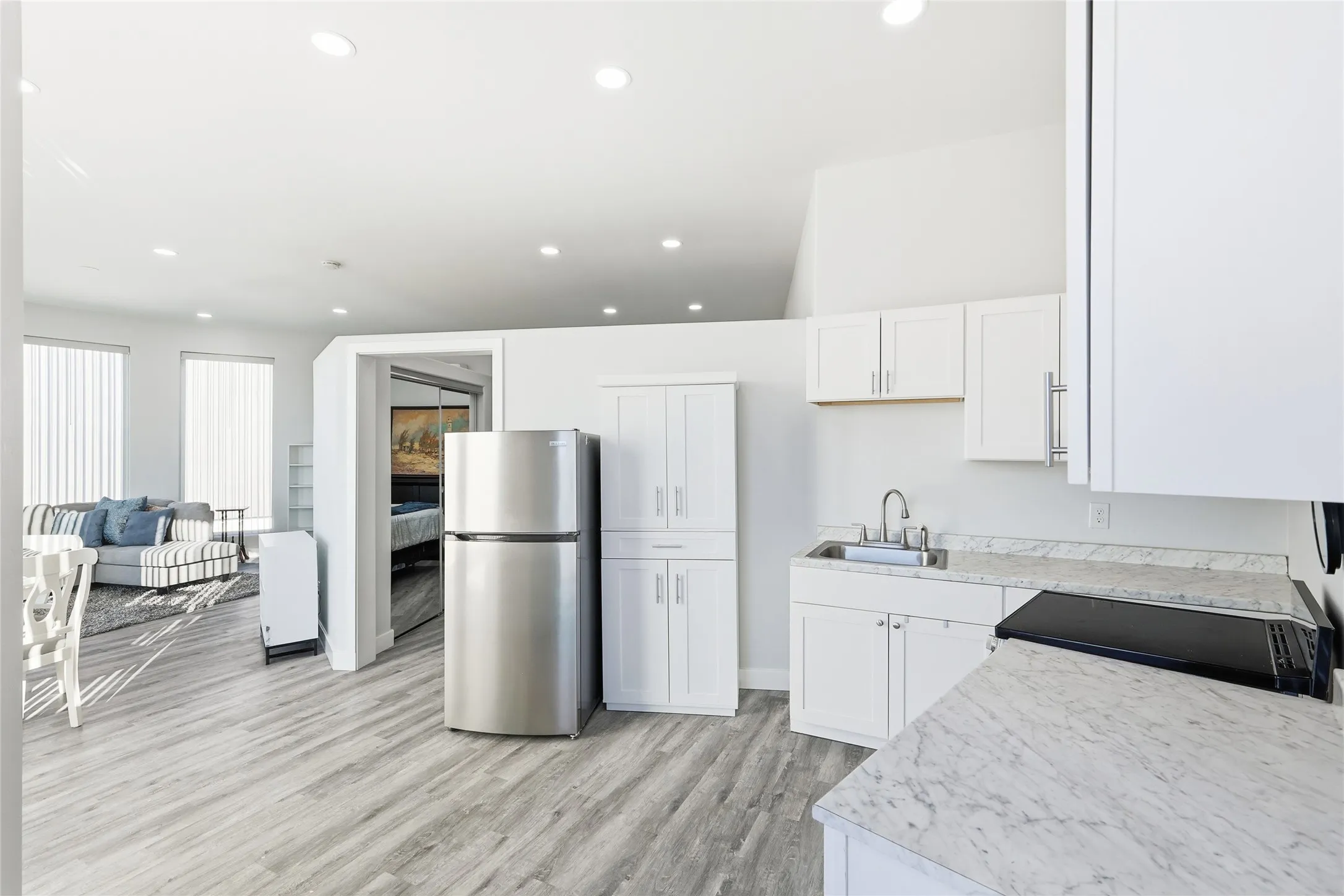 Guest quarters with full kitchen, lev, workspace