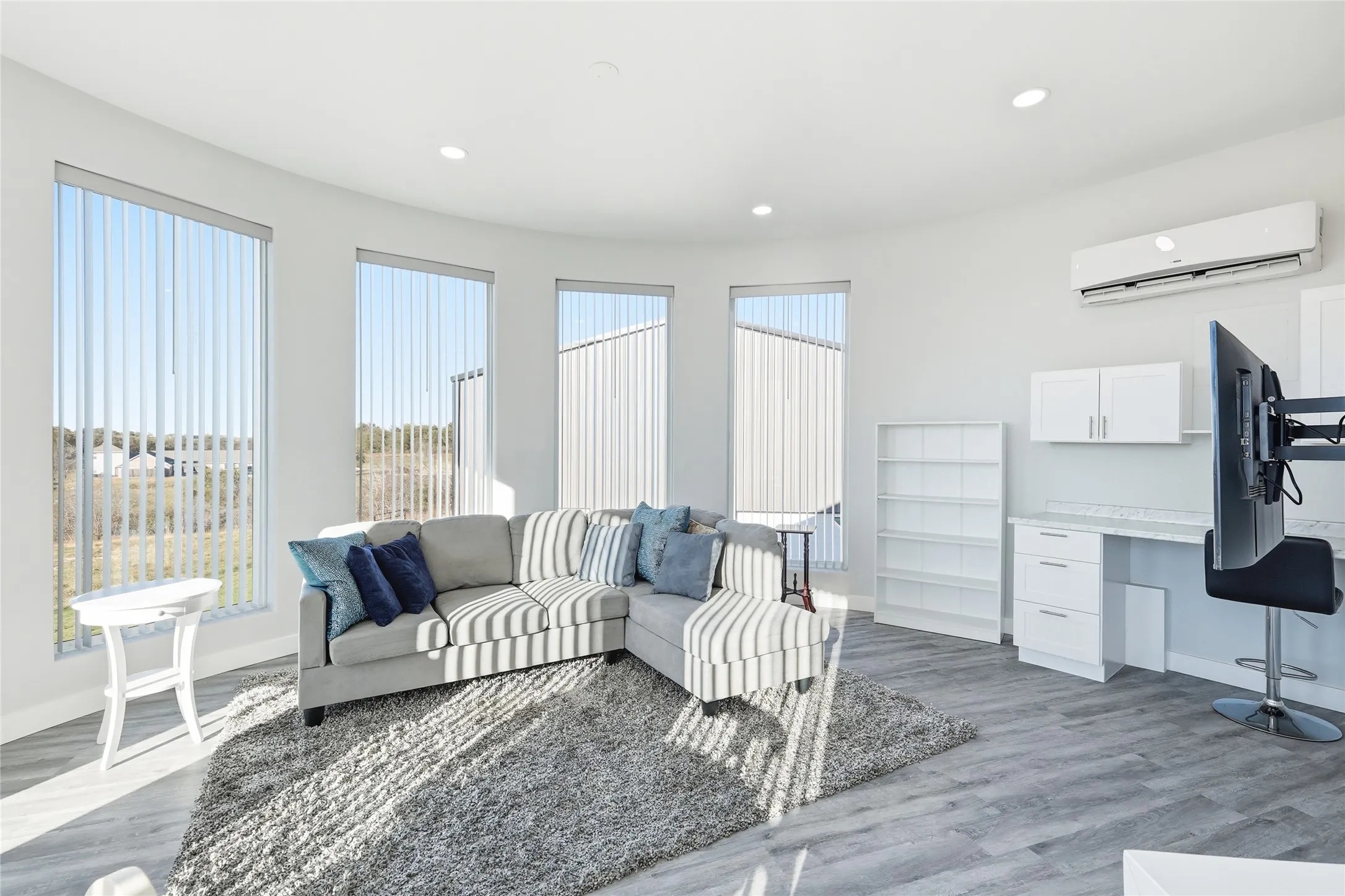 Guest quarters with living and workspace