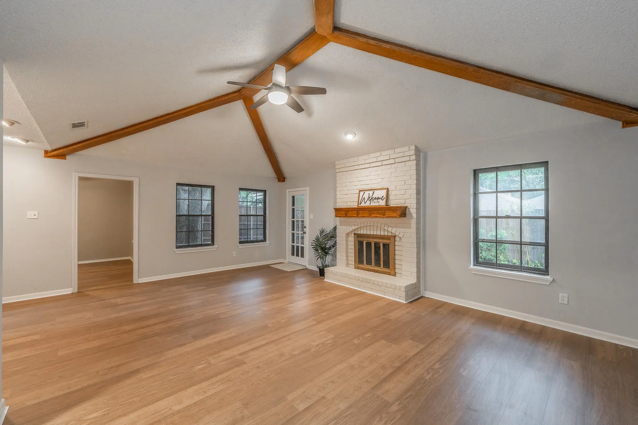 Single Family Residence For Sale in Tarrant County , 917 Bucknell Drive, Arlington, Texas 76012, 3 Bedroom, 2 Bathroom, 2 Garage spaces, 1,929 Sqft, built in 1978, mls#21300364, Real Estate Agent in Arlington, Homes For Sale in Tarrant county, Homes For Sale in Arlington, Realtor in Arlington Texas, Real Estate Brokerage Independent Realty Texas, Luminita Cordes Realtor