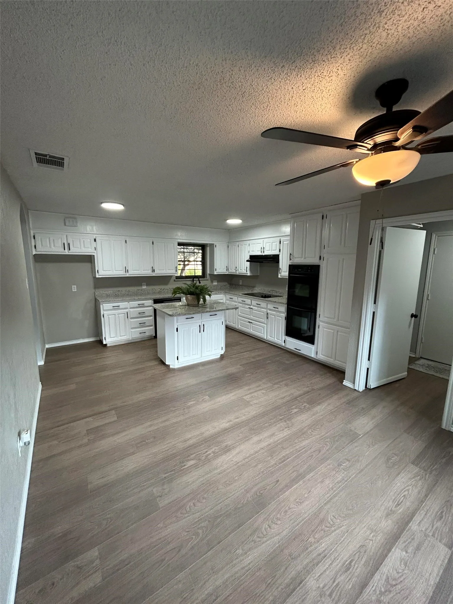 Single Family Residence For Sale in Tarrant County , 917 Bucknell Drive, Arlington, Texas 76012, 3 Bedroom, 2 Bathroom, 2 Garage spaces, 1,929 Sqft, built in 1978, mls#21300364, Real Estate Agent in Arlington, Homes For Sale in Tarrant county, Homes For Sale in Arlington, Realtor in Arlington Texas, Real Estate Brokerage Independent Realty Texas, Luminita Cordes Realtor