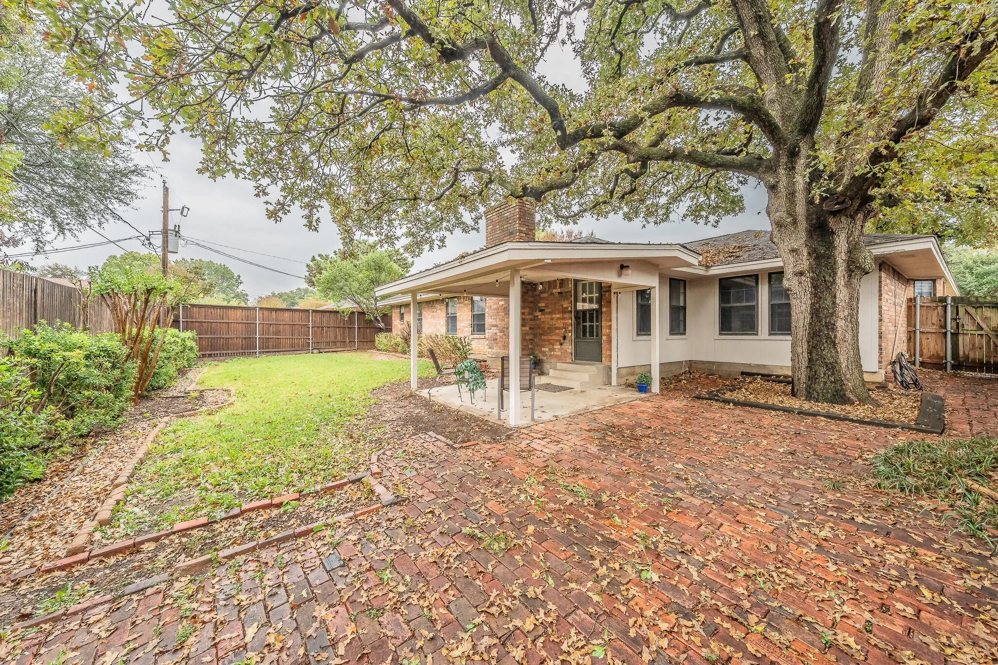 Single Family Residence For Sale in Tarrant County , 917 Bucknell Drive, Arlington, Texas 76012, 3 Bedroom, 2 Bathroom, 2 Garage spaces, 1,929 Sqft, built in 1978, mls#21300364, Real Estate Agent in Arlington, Homes For Sale in Tarrant county, Homes For Sale in Arlington, Realtor in Arlington Texas, Real Estate Brokerage Independent Realty Texas, Luminita Cordes Realtor