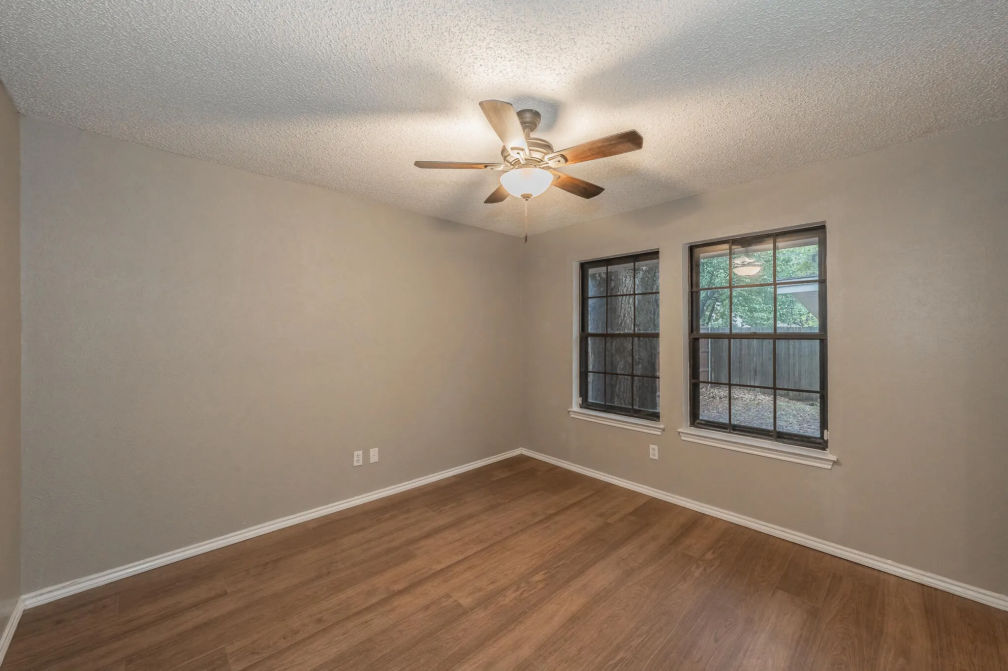 Single Family Residence For Sale in Tarrant County , 917 Bucknell Drive, Arlington, Texas 76012, 3 Bedroom, 2 Bathroom, 2 Garage spaces, 1,929 Sqft, built in 1978, mls#21300364, Real Estate Agent in Arlington, Homes For Sale in Tarrant county, Homes For Sale in Arlington, Realtor in Arlington Texas, Real Estate Brokerage Independent Realty Texas, Luminita Cordes Realtor