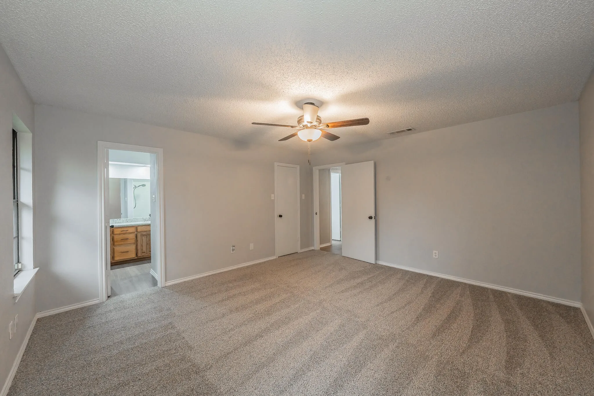 Single Family Residence For Sale in Tarrant County , 917 Bucknell Drive, Arlington, Texas 76012, 3 Bedroom, 2 Bathroom, 2 Garage spaces, 1,929 Sqft, built in 1978, mls#21300364, Real Estate Agent in Arlington, Homes For Sale in Tarrant county, Homes For Sale in Arlington, Realtor in Arlington Texas, Real Estate Brokerage Independent Realty Texas, Luminita Cordes Realtor