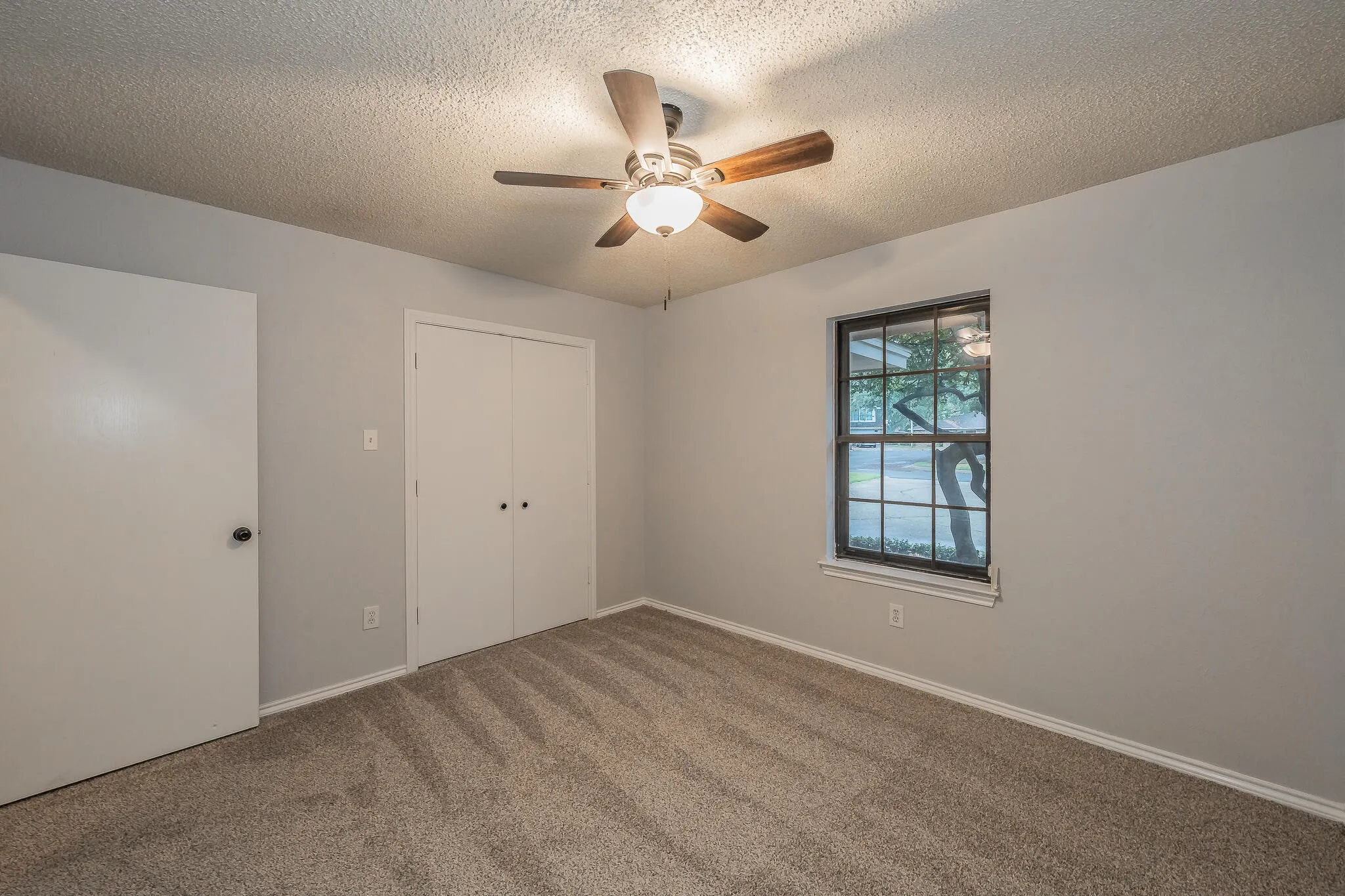 Single Family Residence For Sale in Tarrant County , 917 Bucknell Drive, Arlington, Texas 76012, 3 Bedroom, 2 Bathroom, 2 Garage spaces, 1,929 Sqft, built in 1978, mls#21300364, Real Estate Agent in Arlington, Homes For Sale in Tarrant county, Homes For Sale in Arlington, Realtor in Arlington Texas, Real Estate Brokerage Independent Realty Texas, Luminita Cordes Realtor