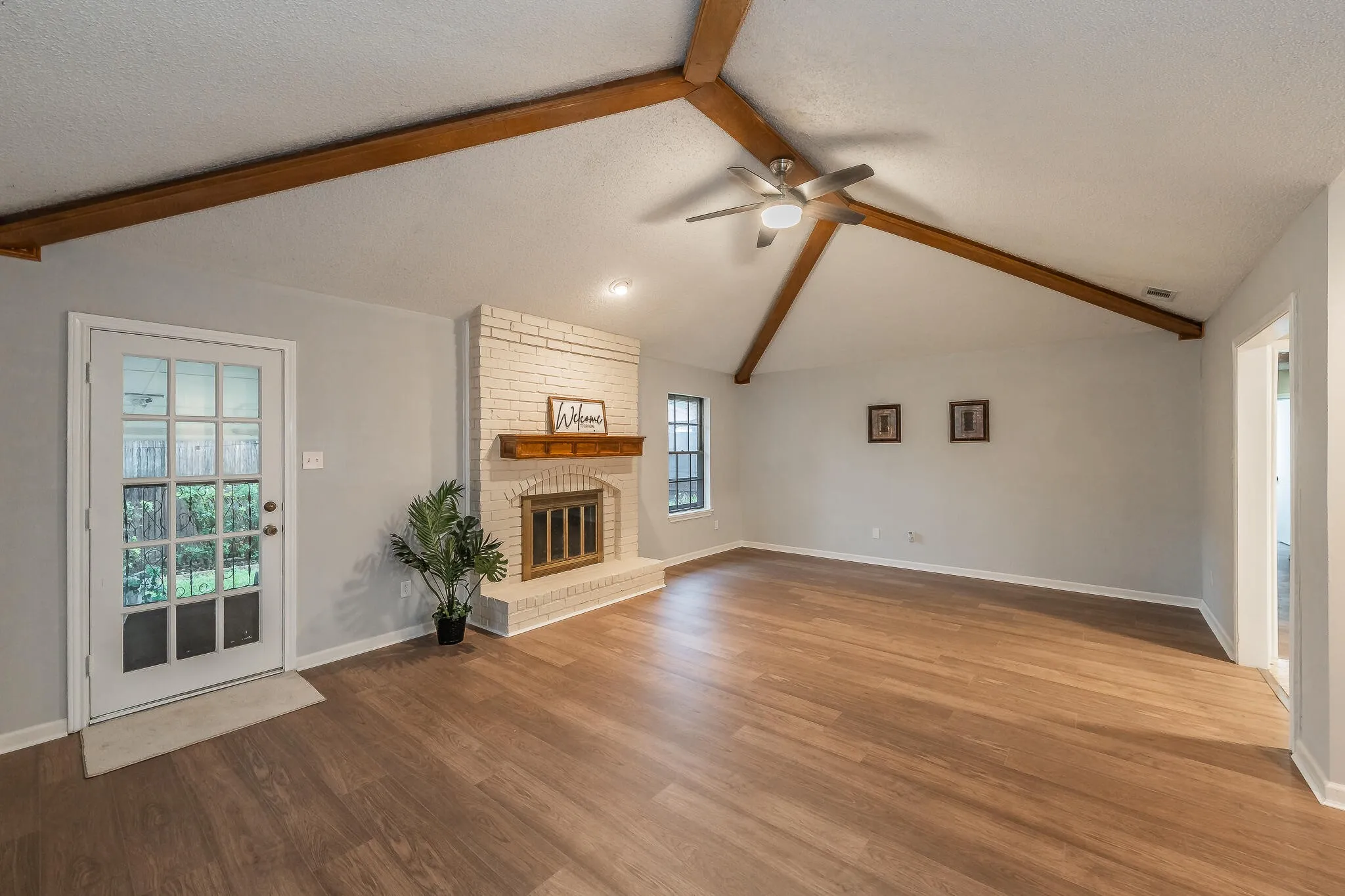 Single Family Residence For Sale in Tarrant County , 917 Bucknell Drive, Arlington, Texas 76012, 3 Bedroom, 2 Bathroom, 2 Garage spaces, 1,929 Sqft, built in 1978, mls#21300364, Real Estate Agent in Arlington, Homes For Sale in Tarrant county, Homes For Sale in Arlington, Realtor in Arlington Texas, Real Estate Brokerage Independent Realty Texas, Luminita Cordes Realtor